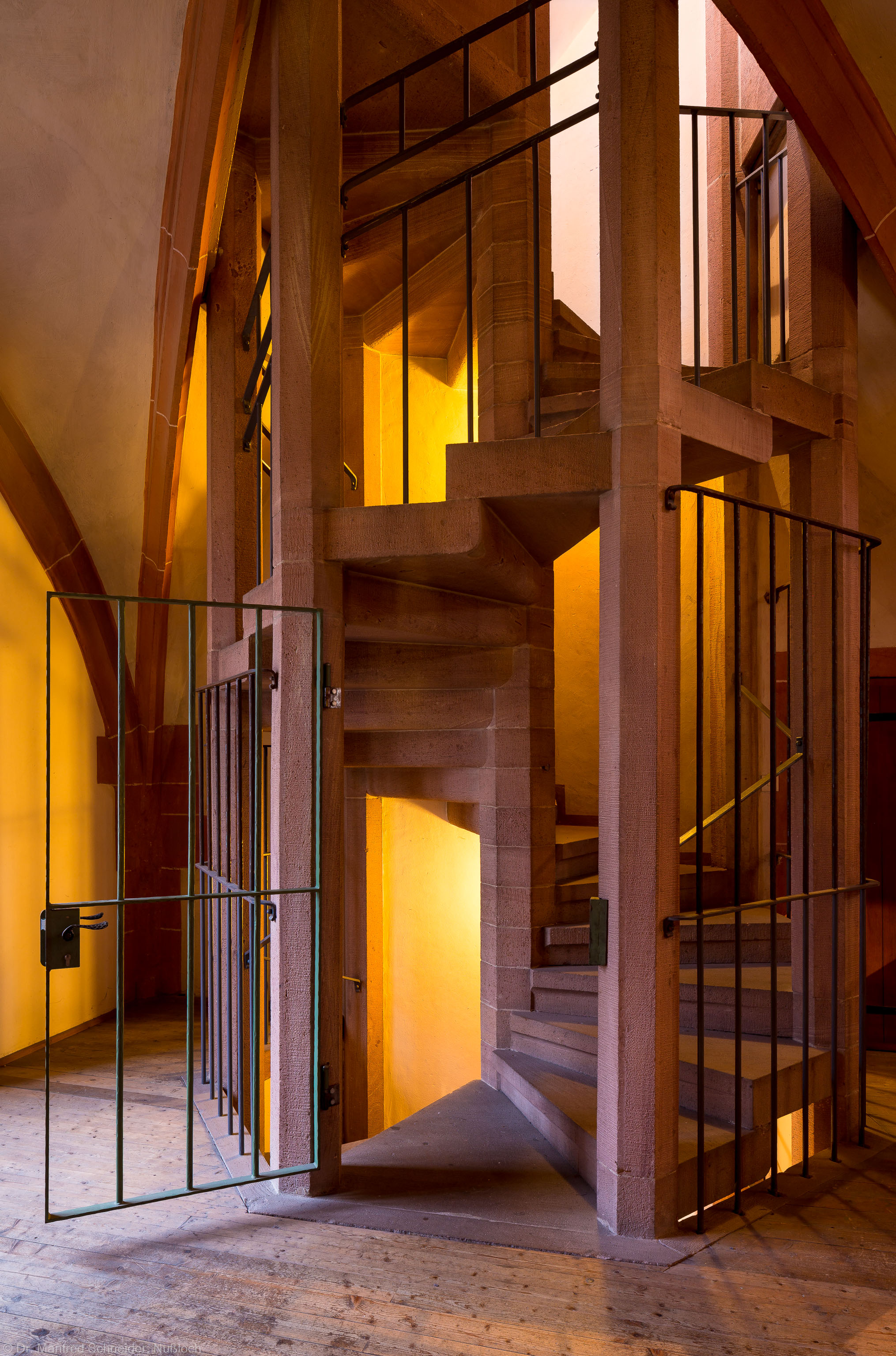 Heidelberg - Heiliggeistkirche - Westempore - Aufgang zur Südempore (aufgenommen im Dezember 2012, am Nachmittag)