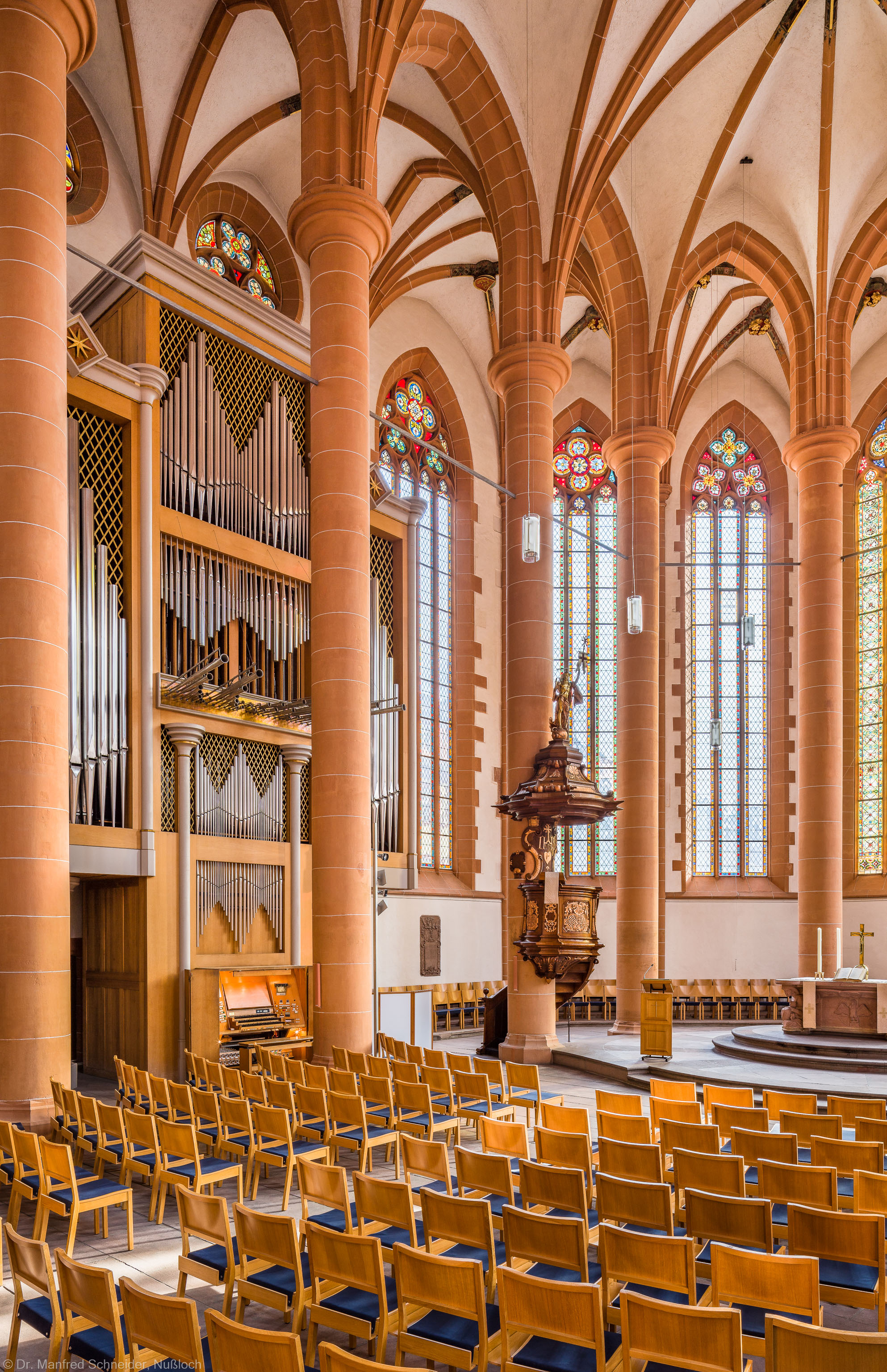 Heidelberg - Heiliggeistkirche - Chor - Blick in den Chor nach Nordosten mit Säulen, Gewölbe, Orgel, Kanzel und Altar (aufgenommen im April 2013, am frühen Vormittag) Heidelberg - Heiliggeistkirche - Chor - Blick in den Chor nach Nordosten mit Säulen, Gewölbe, Orgel, Kanzel und Altar (aufgenommen im April 2013, am frühen Vormittag)