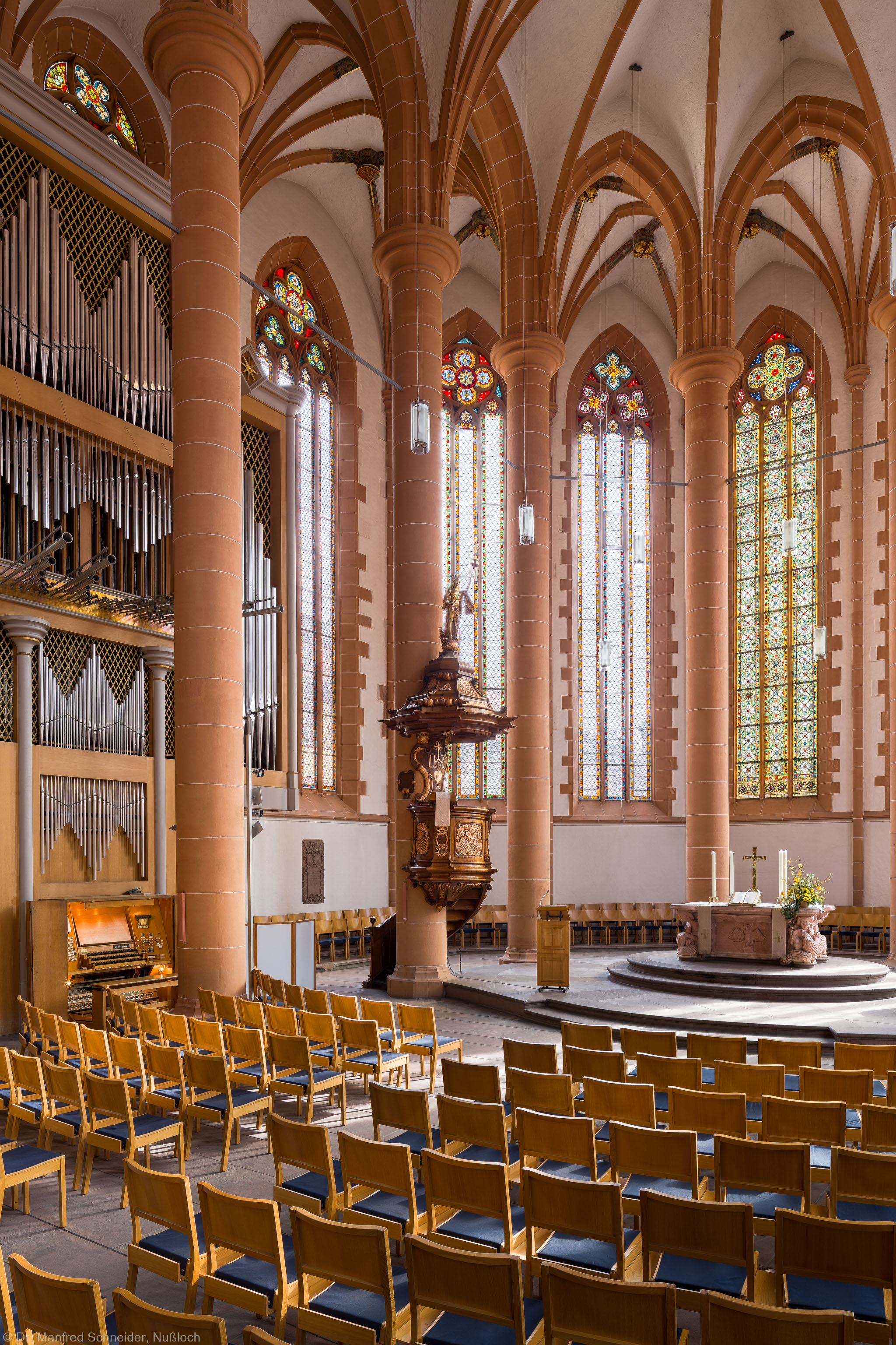 Heidelberg - Heiliggeistkirche - Chor - Blick in den Chor nach Nordosten mit Säulen, Gewölbe, Orgel, Kanzel und Altar (aufgenommen im April 2013, am Vormittag) Heidelberg - Heiliggeistkirche - Chor - Blick in den Chor nach Nordosten mit Säulen, Gewölbe, Orgel, Kanzel und Altar (aufgenommen im April 2013, am Vormittag)