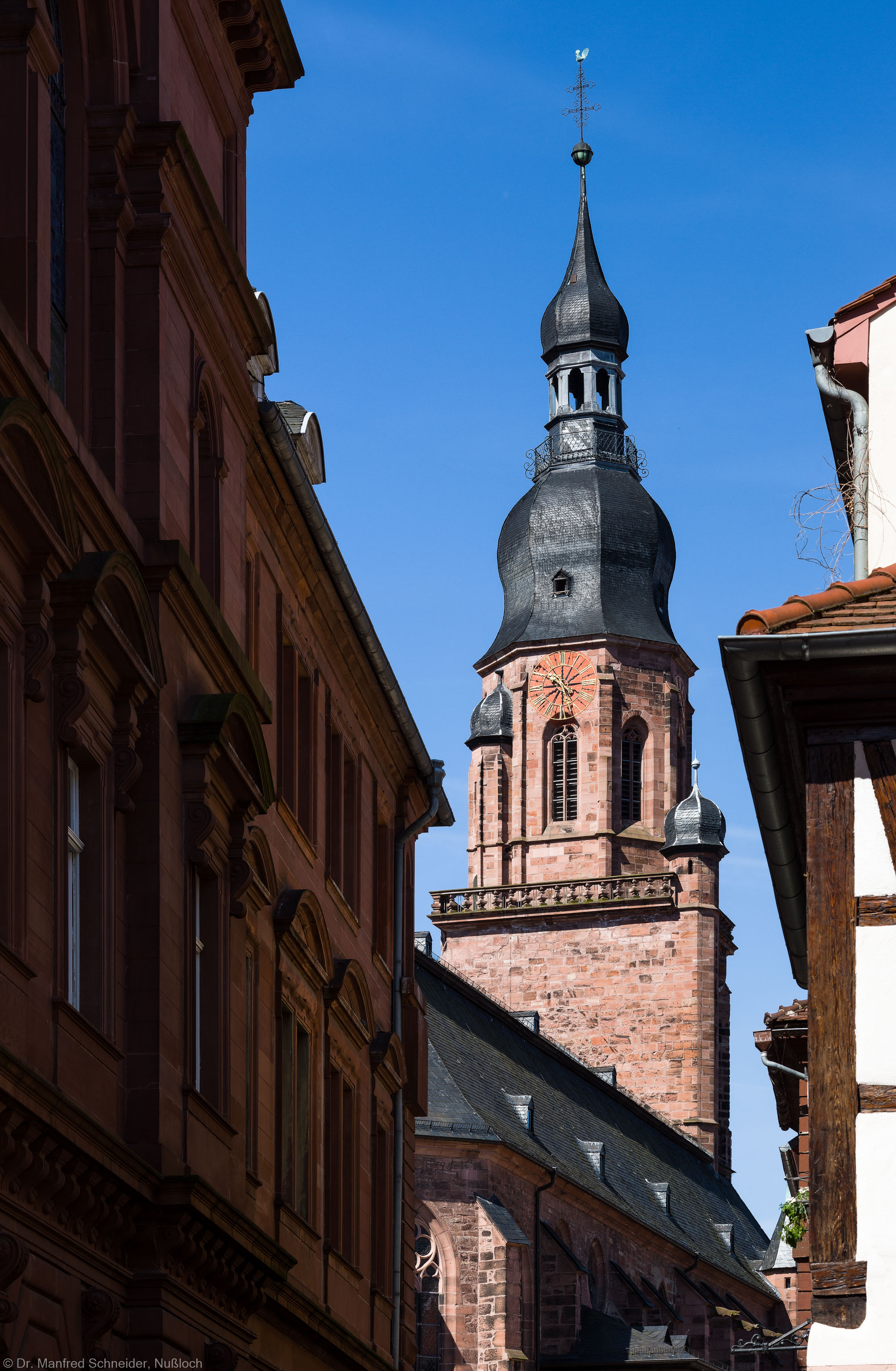 Heidelberg - Heiliggeistkirche - Ostseite - Blick von der Heiliggeiststraße nahe dem Marktplatz auf die Nordseite und den Turm (aufgenommen im Juli 2013, am späten Vormittag) Heidelberg - Heiliggeistkirche - Ostseite - Blick von der Heiliggeiststraße nahe dem Marktplatz auf die Nordseite und den Turm (aufgenommen im Juli 2013, am späten Vormittag)