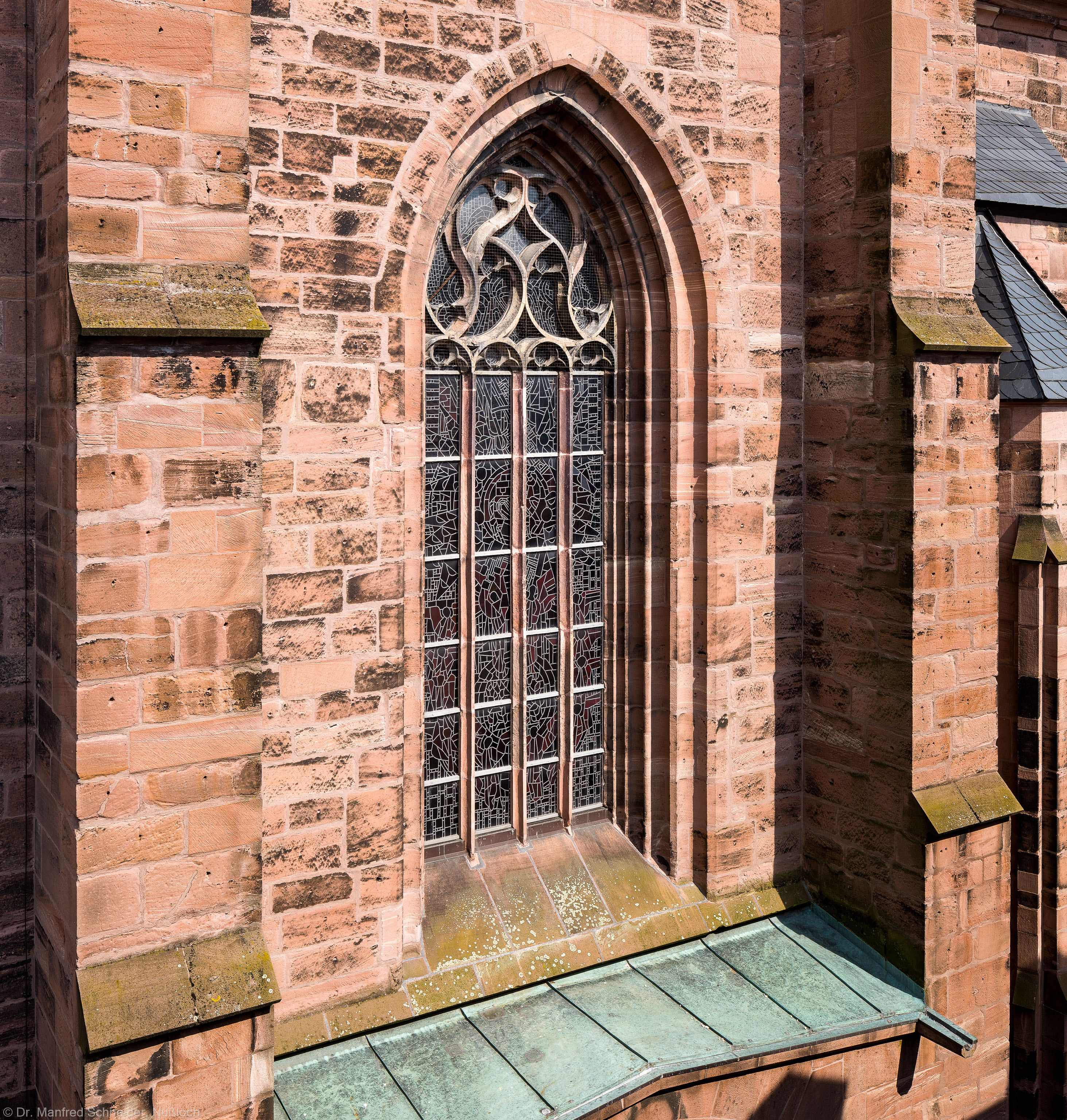 Heidelberg - Heiliggeistkirche - Westbau - Blick vom 3. Stock des Sozialamtes (im Haus Fischmarkt 2) auf den Westbau und das "Offenbarungsfenster" von Hans Gottfried von Stockhausen (aufgenommen im Juli 2013, am späten Nachmittag) Heidelberg - Heiliggeistkirche - Westbau - Blick vom 3. Stock des Sozialamtes (im Haus Fischmarkt 2) auf den Westbau und das "Offenbarungsfenster" von Hans Gottfried von Stockhausen (aufgenommen im Juli 2013, am späten Nachmittag)