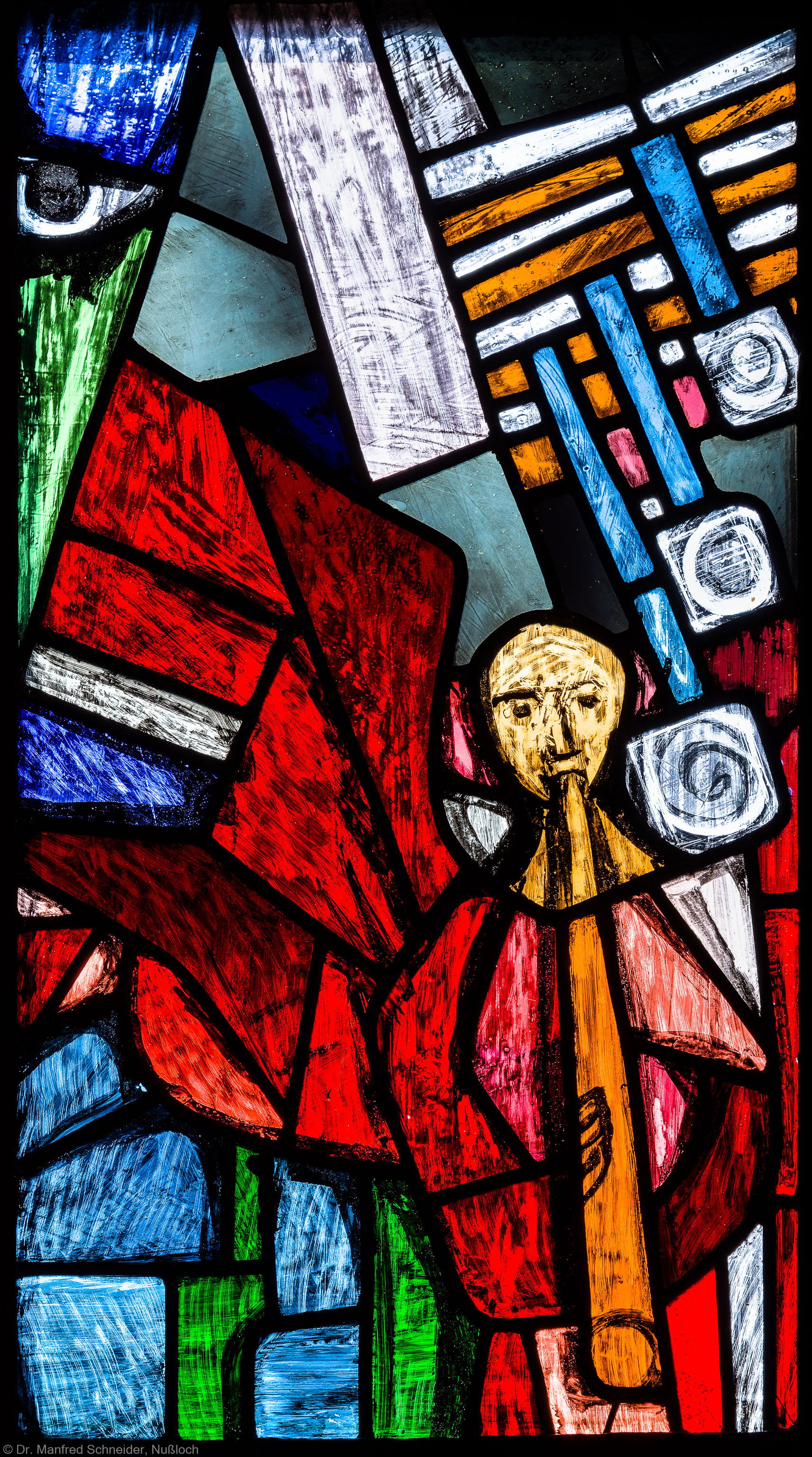 Heidelberg - Heiliggeistkirche - Westempore - Engel (obere Zeile, 2. Bahn) aus dem "Offenbarungsfenster" von Hans Gottfried von Stockhausen (aufgenommen im Juli 2013, am späten Nachmittag) Heidelberg - Heiliggeistkirche - Westempore - Engel (obere Zeile, 2. Bahn) aus dem "Offenbarungsfenster" von Hans Gottfried von Stockhausen (aufgenommen im Juli 2013, am späten Nachmittag)