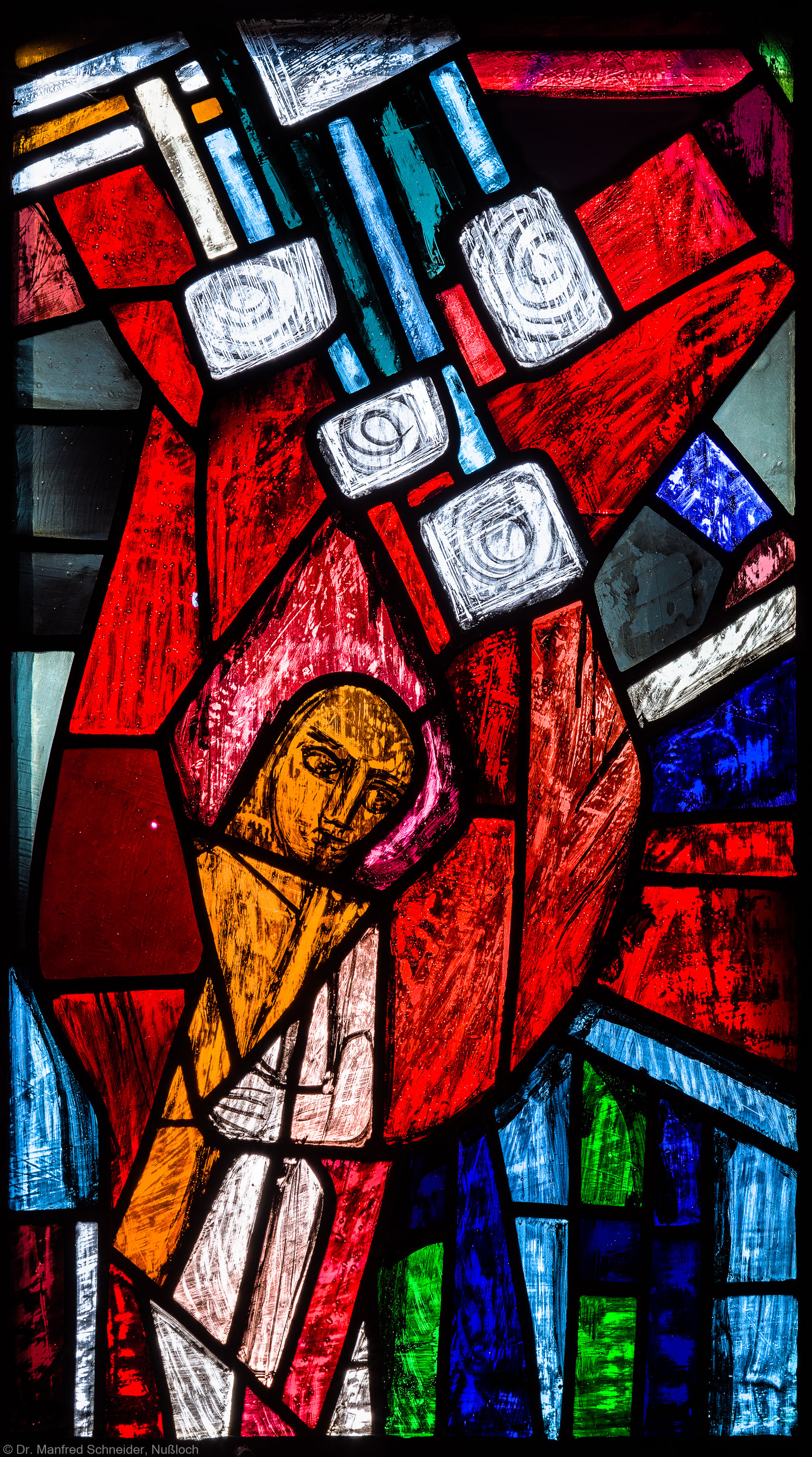 Heidelberg - Heiliggeistkirche - Westempore - Engel (obere Zeile, 3. Bahn) aus dem "Offenbarungsfenster" von Hans Gottfried von Stockhausen (aufgenommen im Juli 2013, am späten Nachmittag) Heidelberg - Heiliggeistkirche - Westempore - Engel (obere Zeile, 3. Bahn) aus dem "Offenbarungsfenster" von Hans Gottfried von Stockhausen (aufgenommen im Juli 2013, am späten Nachmittag)