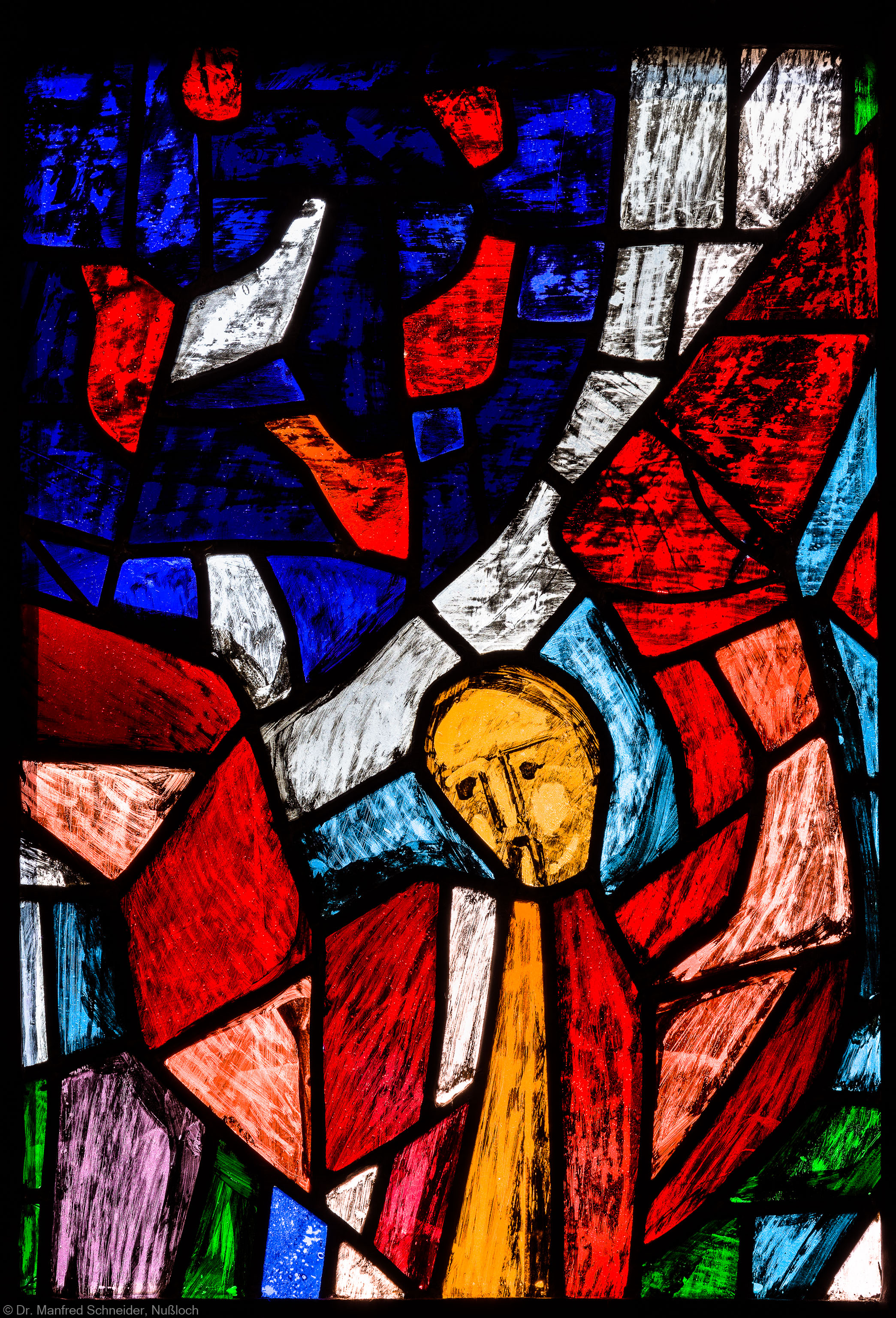 Heidelberg - Heiliggeistkirche - Westempore - Engel (untere Zeile, 3. Bahn) aus dem "Offenbarungsfenster" von Hans Gottfried von Stockhausen (aufgenommen im Juli 2013, am späten Nachmittag) Heidelberg - Heiliggeistkirche - Westempore - Engel (untere Zeile, 3. Bahn) aus dem "Offenbarungsfenster" von Hans Gottfried von Stockhausen (aufgenommen im Juli 2013, am späten Nachmittag)