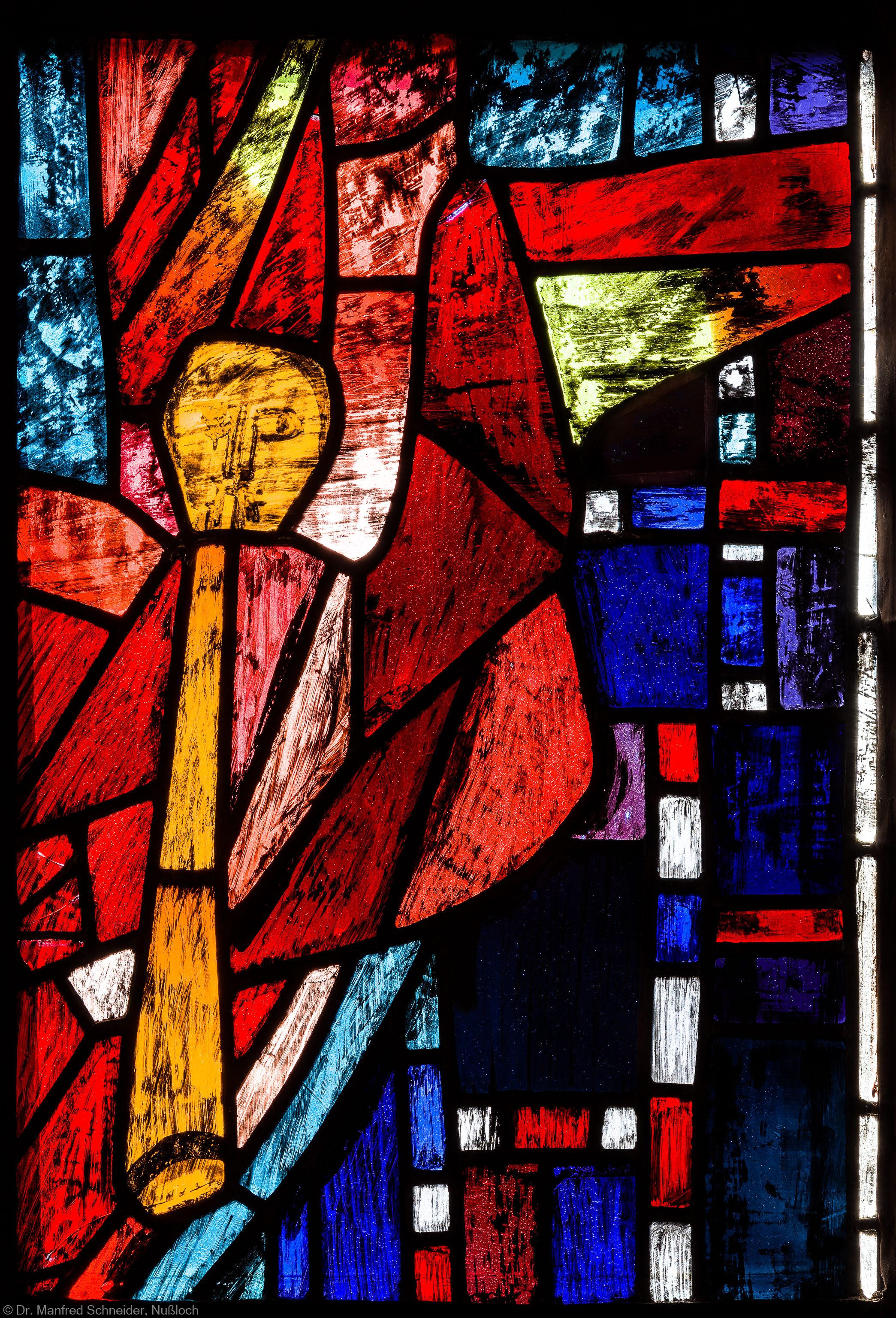 Heidelberg - Heiliggeistkirche - Westempore - Engel (untere Zeile, 4. Bahn) aus dem "Offenbarungsfenster" von Hans Gottfried von Stockhausen (aufgenommen im Juli 2013, am späten Nachmittag) Heidelberg - Heiliggeistkirche - Westempore - Engel (untere Zeile, 4. Bahn) aus dem "Offenbarungsfenster" von Hans Gottfried von Stockhausen (aufgenommen im Juli 2013, am späten Nachmittag)