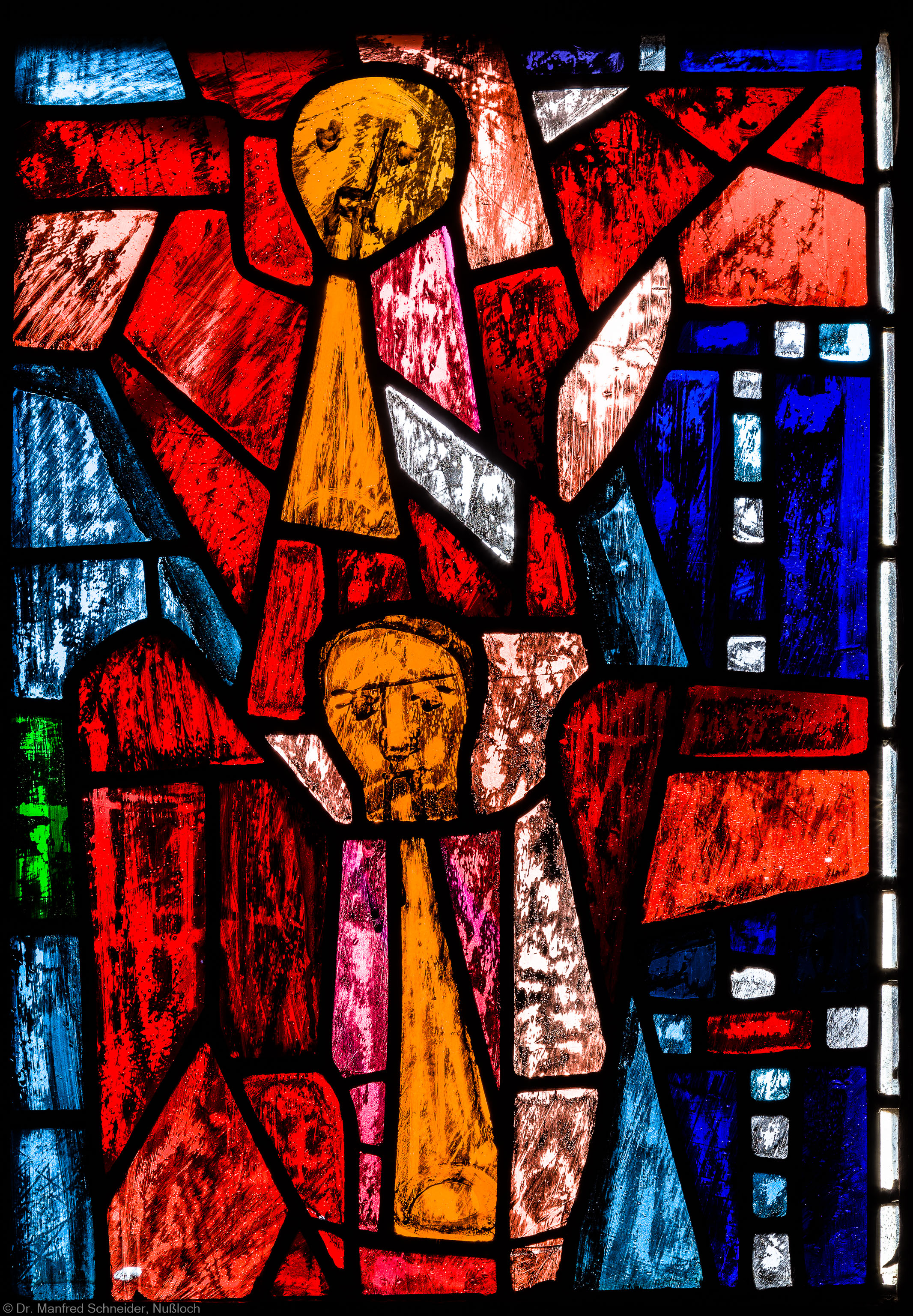 Heidelberg - Heiliggeistkirche - Westempore - Engel (mittlere Zeile, 4. Bahn) aus dem "Offenbarungsfenster" von Hans Gottfried von Stockhausen (aufgenommen im Juli 2013, am späten Nachmittag) Heidelberg - Heiliggeistkirche - Westempore - Engel (mittlere Zeile, 4. Bahn) aus dem "Offenbarungsfenster" von Hans Gottfried von Stockhausen (aufgenommen im Juli 2013, am späten Nachmittag)