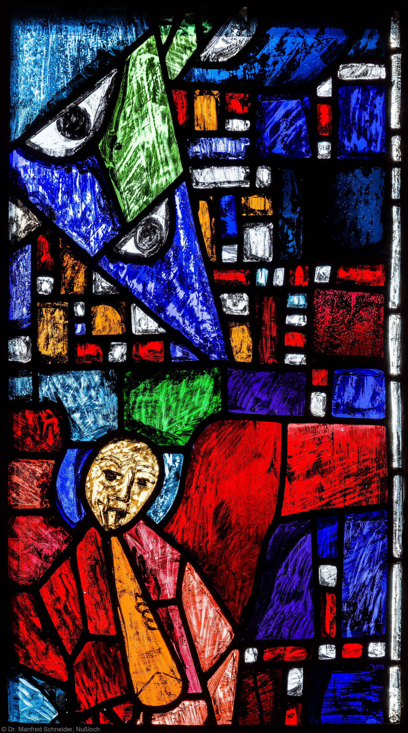 Heidelberg - Heiliggeistkirche - Westempore - Engel (obere Zeile, 4. Bahn) aus dem "Offenbarungsfenster" von Hans Gottfried von Stockhausen (aufgenommen im Juli 2013, am späten Nachmittag) Heidelberg - Heiliggeistkirche - Westempore - Engel (obere Zeile, 4. Bahn) aus dem "Offenbarungsfenster" von Hans Gottfried von Stockhausen (aufgenommen im Juli 2013, am späten Nachmittag)