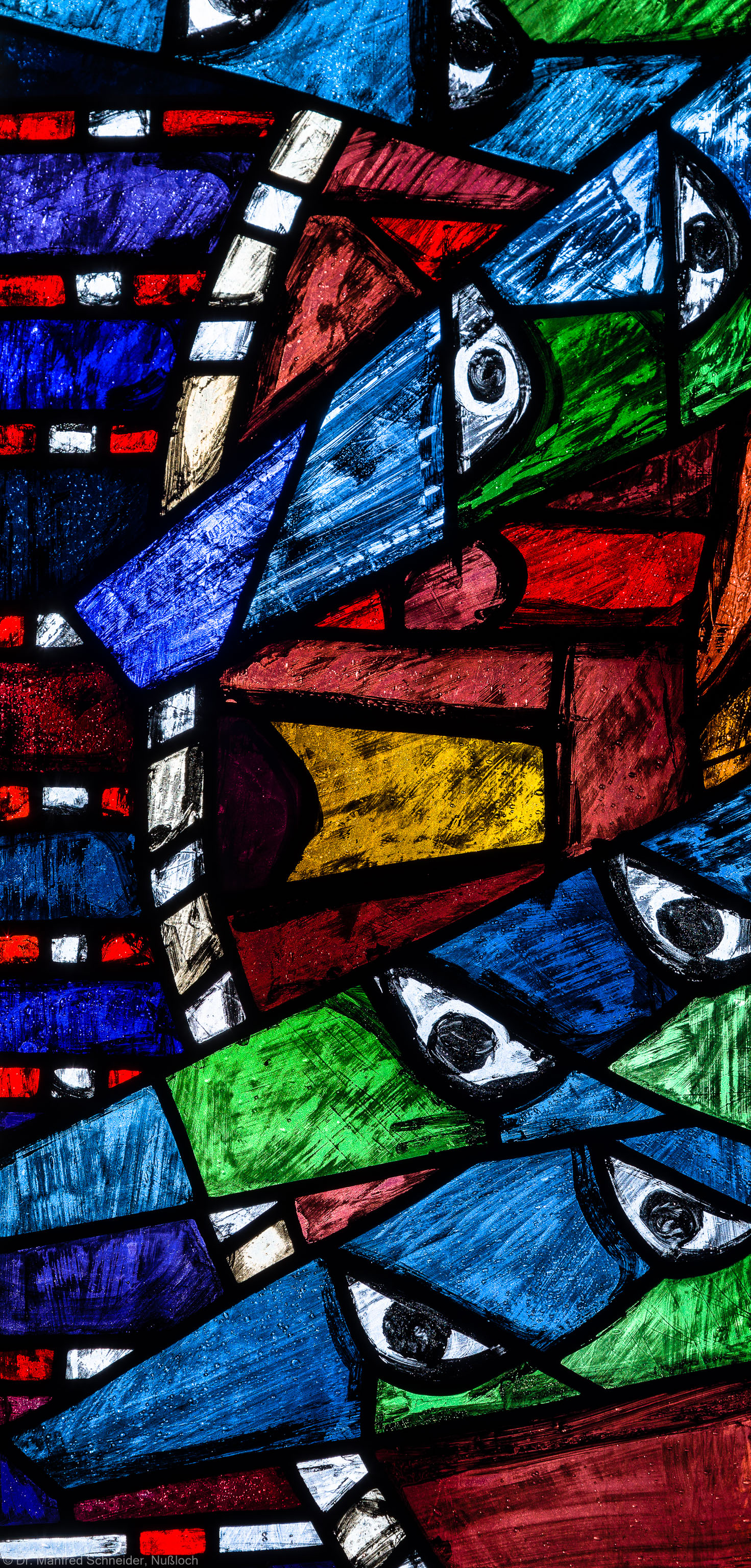 Heidelberg - Heiliggeistkirche - Westempore - Feld (2. Zeile, 1. Spalte) des "Offenbarungsfensters" von Hans Gottfried von Stockhausen (aufgenommen im Juli 2013, am späten Nachmittag) Heidelberg - Heiliggeistkirche - Westempore - Feld (2. Zeile, 1. Spalte) des "Offenbarungsfensters" von Hans Gottfried von Stockhausen (aufgenommen im Juli 2013, am späten Nachmittag)