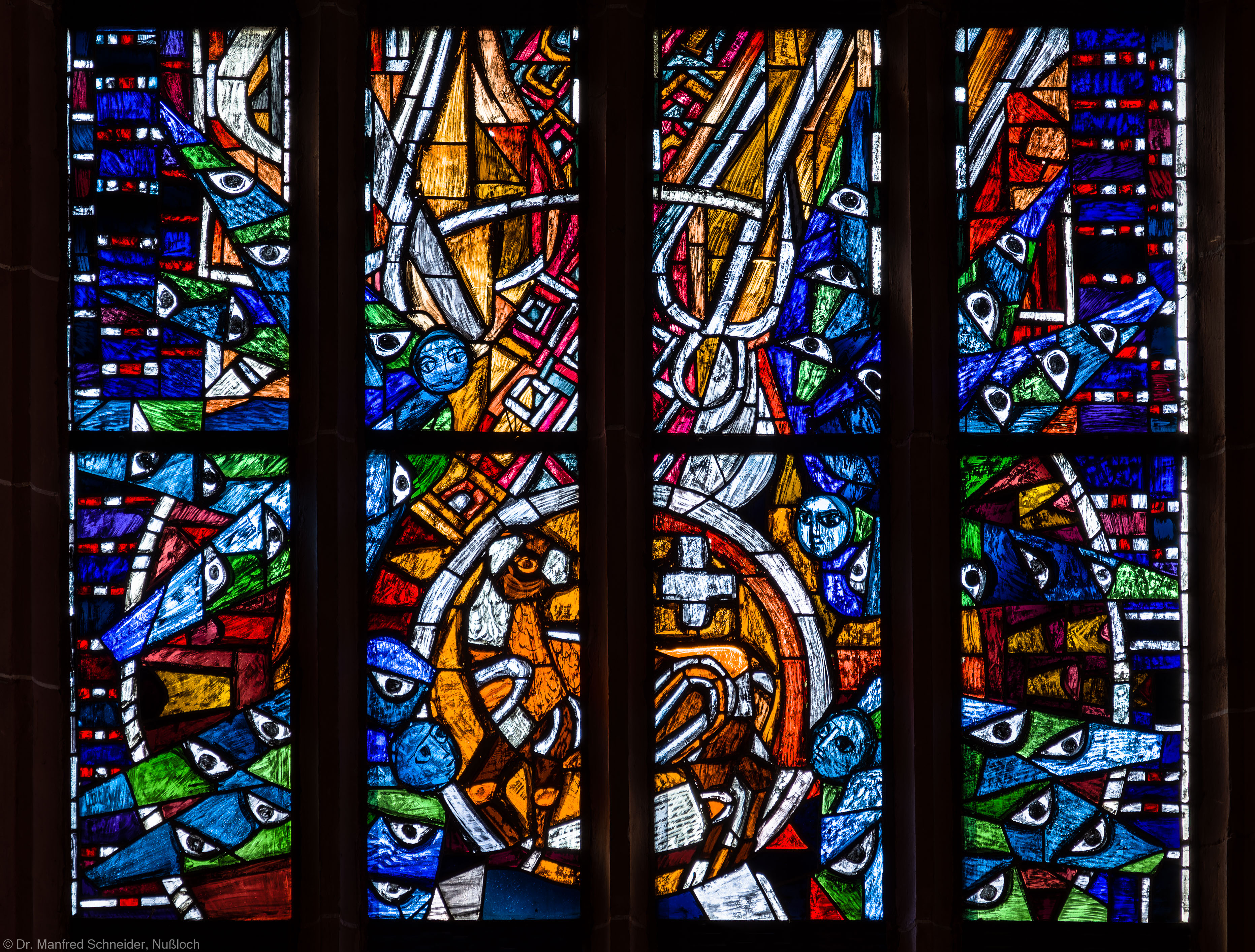 Heidelberg - Heiliggeistkirche - Westempore - Obere Hälfte (ohne Maßwerk) des "Offenbarungsfensters" von Hans Gottfried von Stockhausen (aufgenommen im Juli 2013, am späten Nachmittag) Heidelberg - Heiliggeistkirche - Westempore - Obere Hälfte (ohne Maßwerk) des "Offenbarungsfensters" von Hans Gottfried von Stockhausen (aufgenommen im Juli 2013, am späten Nachmittag)