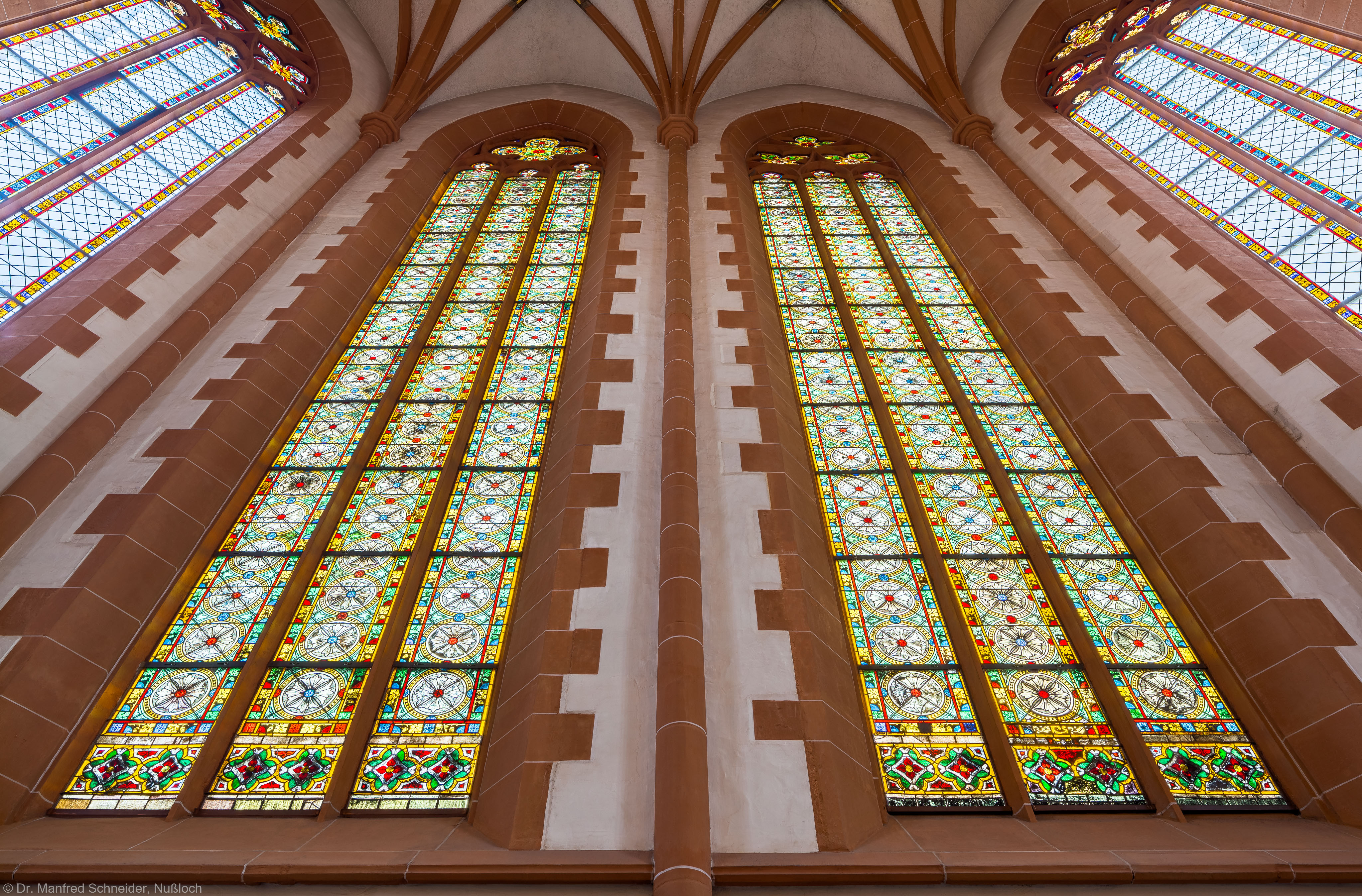 Heidelberg - Heiliggeistkirche - Chor - Blick von unten auf die östlichen Chorfenster, vor der Ostwand stehend (aufgenommen im Dezember 2013, am späten Vormittag)
