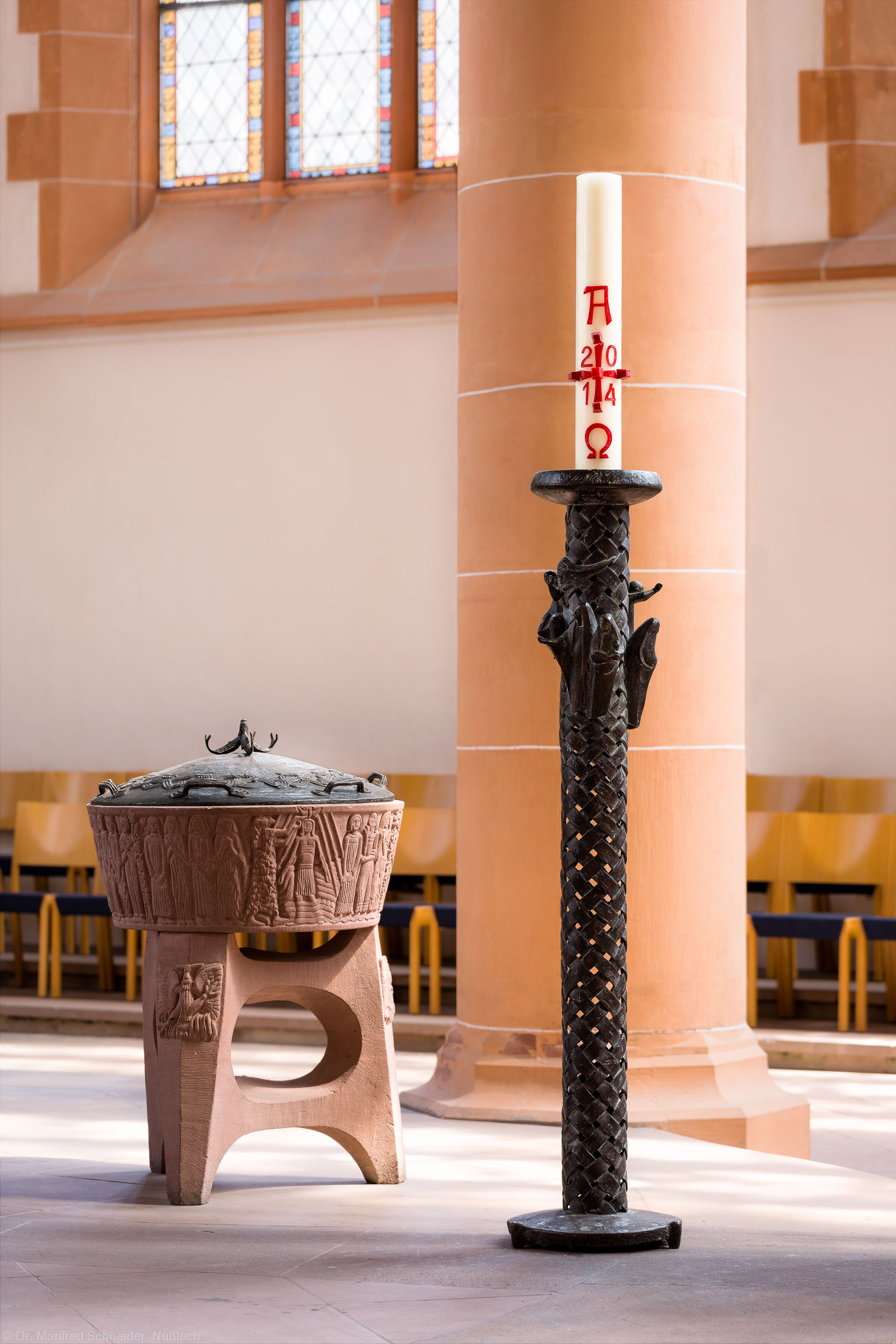 Heidelberg - Heiliggeistkirche - Altarbereich - Osterleuchter von Emil Jo Homolka und Taufbecken von Edzard Hobbing (aufgenommen im August 2014, am Nachmittag)