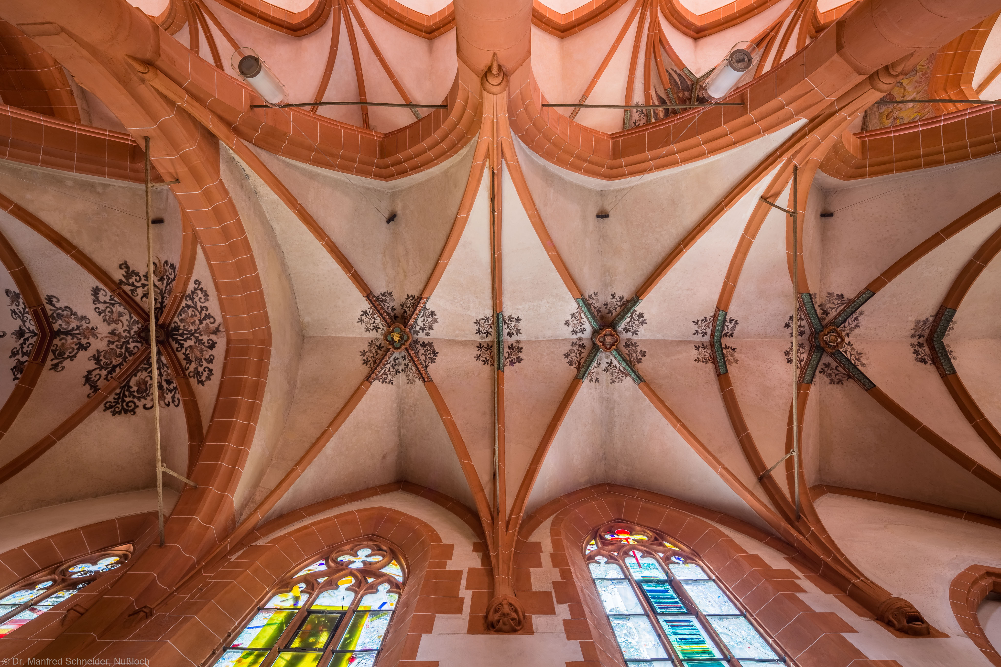 Heidelberg - Heiliggeistkirche - Nördliches Seitenschiff - Ausschnitt des Gewölbes, vom Zentrum des Seitenschiffs aus gesehen (aufgenommen im Mai 2015, am frühen Nachmittag) Heidelberg - Heiliggeistkirche - Nördliches Seitenschiff - Ausschnitt des Gewölbes, vom Zentrum des Seitenschiffs aus gesehen (aufgenommen im Mai 2015, am frühen Nachmittag)