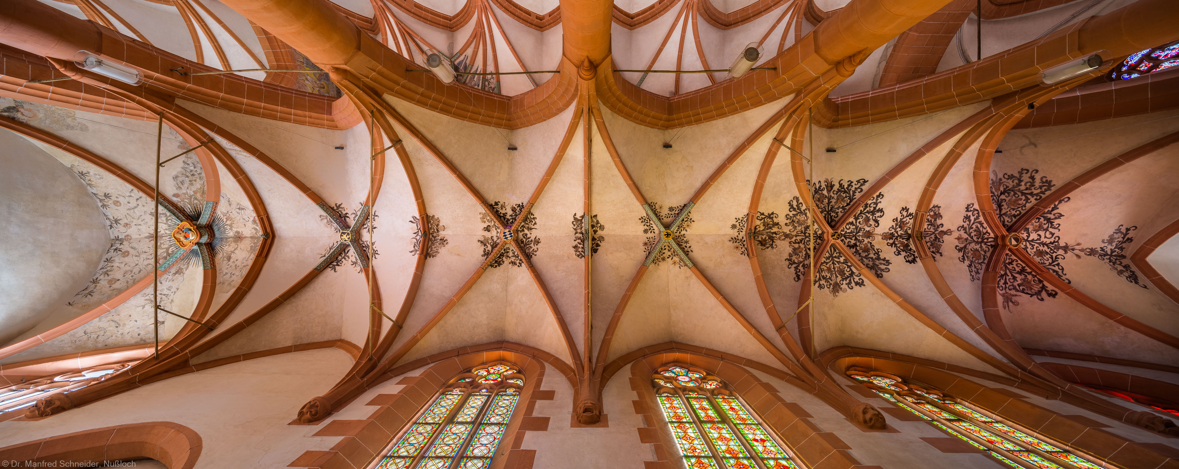 Heidelberg - Heiliggeistkirche - Südliches Seitenschiff - Gesamtansicht des Gewölbes, vom Zentrum des Seitenschiffs aus gesehen (aufgenommen im Mai 2015, am Nachmittag) Heidelberg - Heiliggeistkirche - Südliches Seitenschiff - Gesamtansicht des Gewölbes, vom Zentrum des Seitenschiffs aus gesehen (aufgenommen im Mai 2015, am Nachmittag)