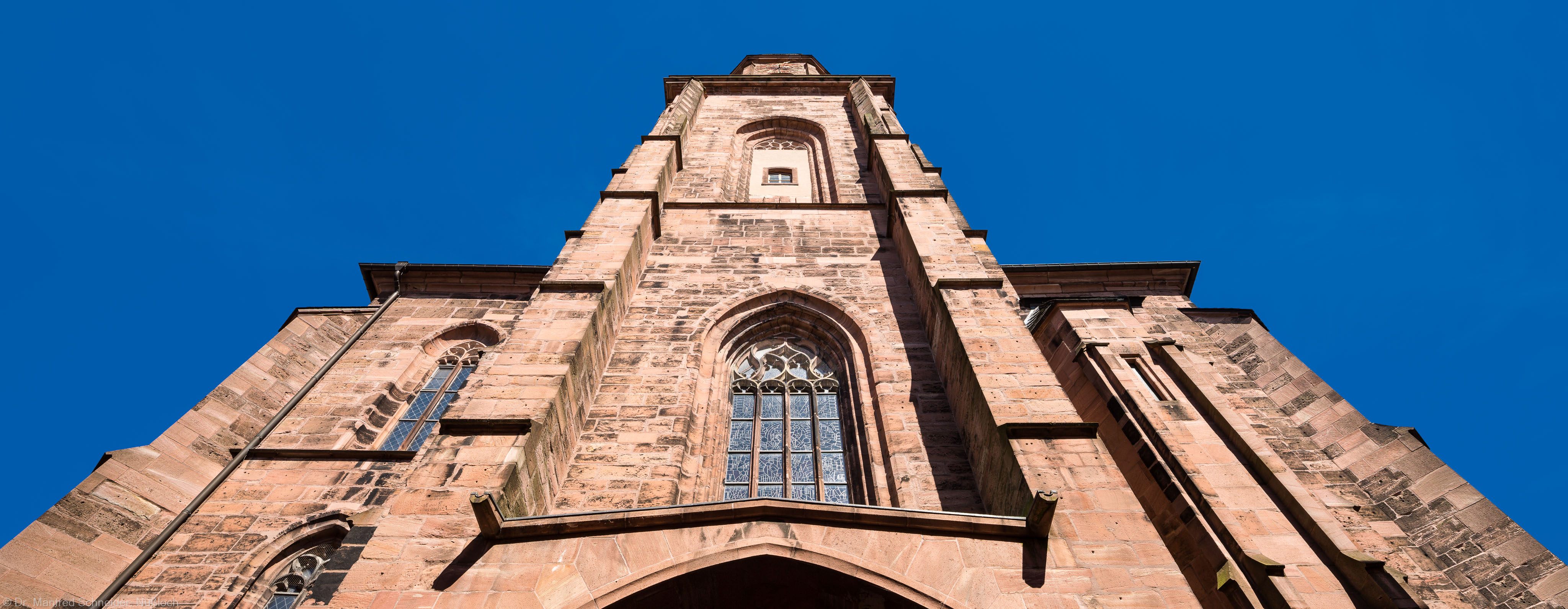 Heidelberg - Heiliggeistkirche - Aussen / West - Blick nach oben auf das Westwerk und den Turm (aufgenommen im Mai 2015, am späten Nachmittag) Heidelberg - Heiliggeistkirche - Aussen / West - Blick nach oben auf das Westwerk und den Turm (aufgenommen im Mai 2015, am späten Nachmittag)
