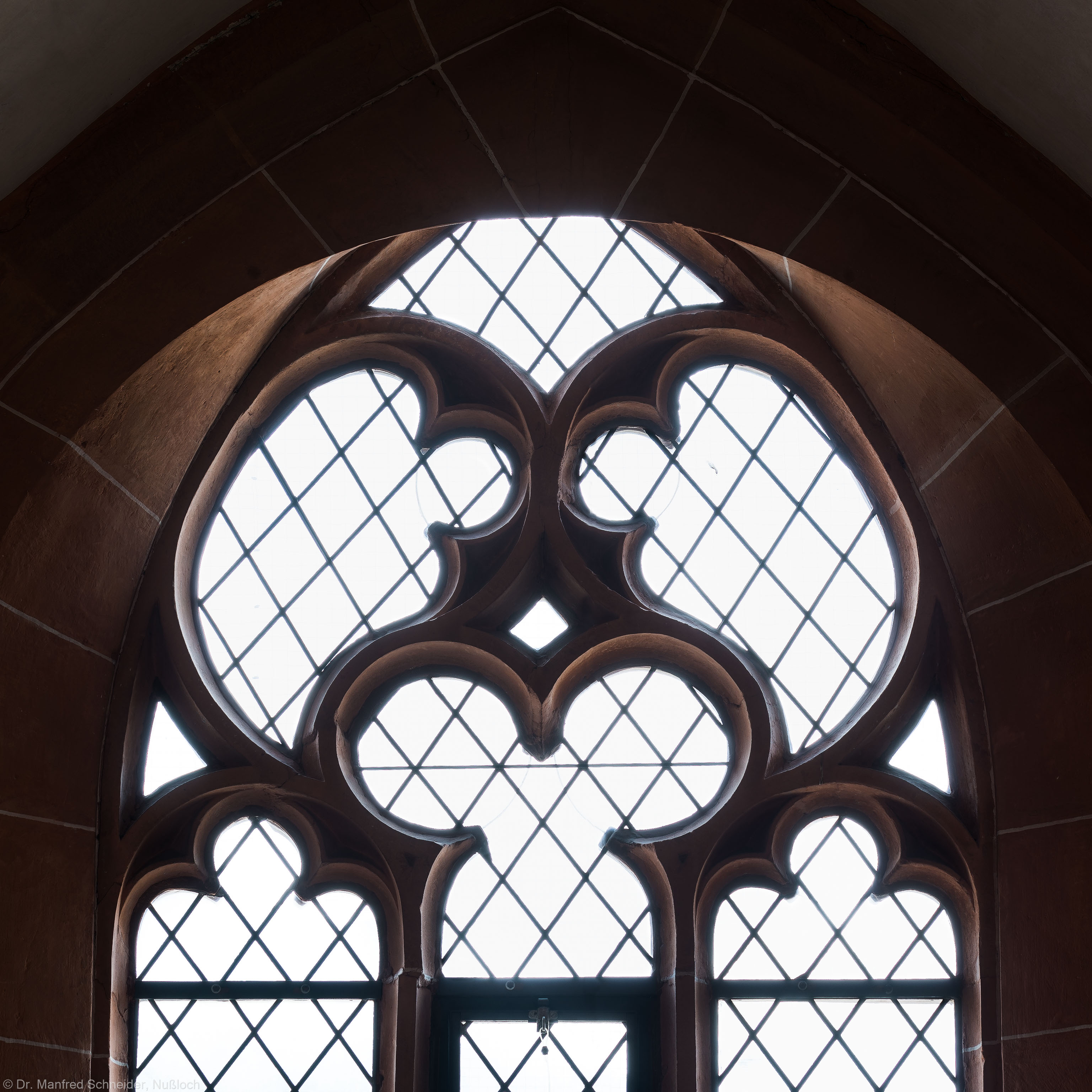 Heidelberg - Heiliggeistkirche - Nordempore - 6. Joch, von Westen aus gezählt - Fenstermaßwerk (aufgenommen im Mai 2015, um die Mittagszeit) Heidelberg - Heiliggeistkirche - Nordempore - 6. Joch, von Westen aus gezählt - Fenstermaßwerk (aufgenommen im Mai 2015, um die Mittagszeit)