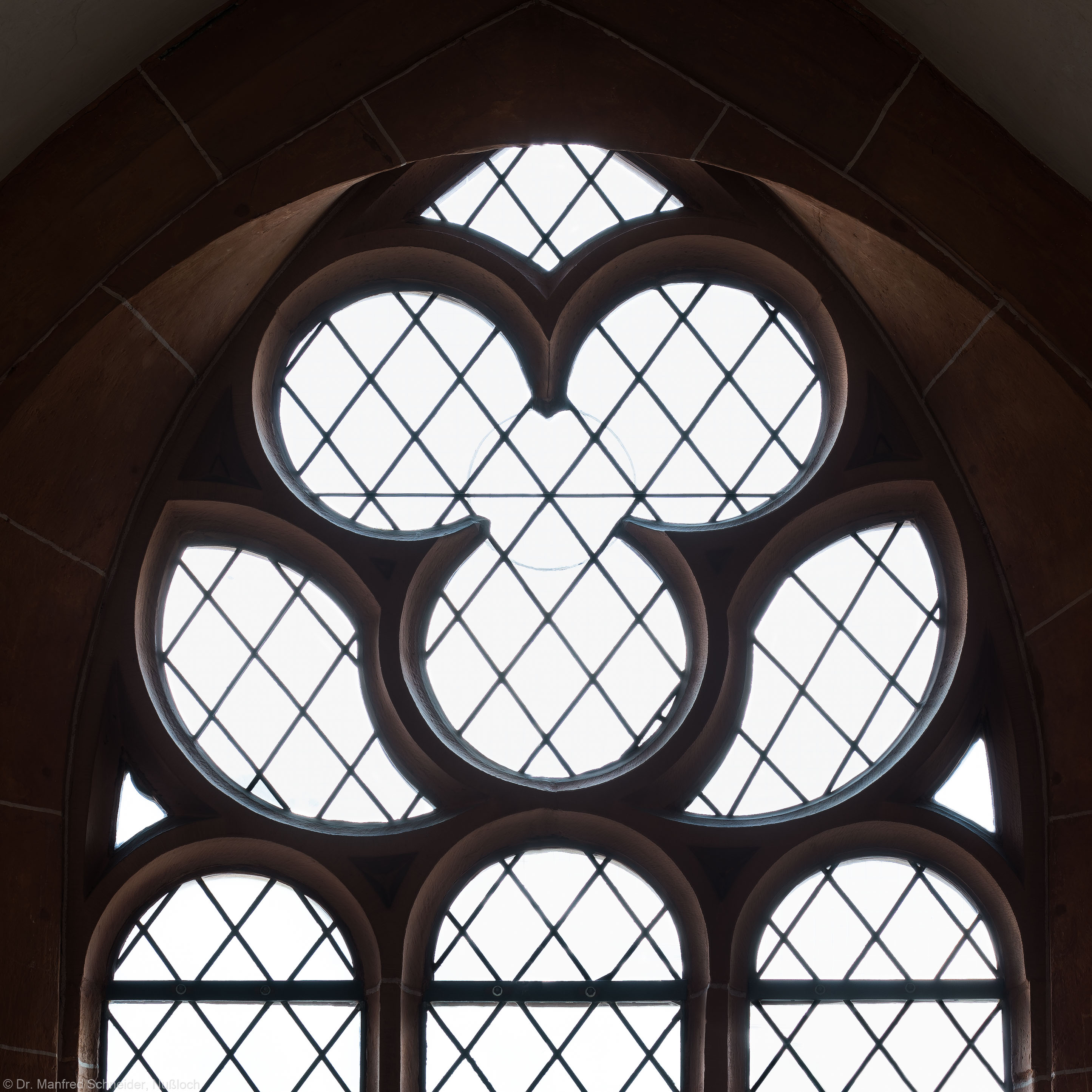 Heidelberg - Heiliggeistkirche - Nordempore - 5. Joch, von Westen aus gezählt - Fenstermaßwerk (aufgenommen im Mai 2015, um die Mittagszeit) Heidelberg - Heiliggeistkirche - Nordempore - 5. Joch, von Westen aus gezählt - Fenstermaßwerk (aufgenommen im Mai 2015, um die Mittagszeit)