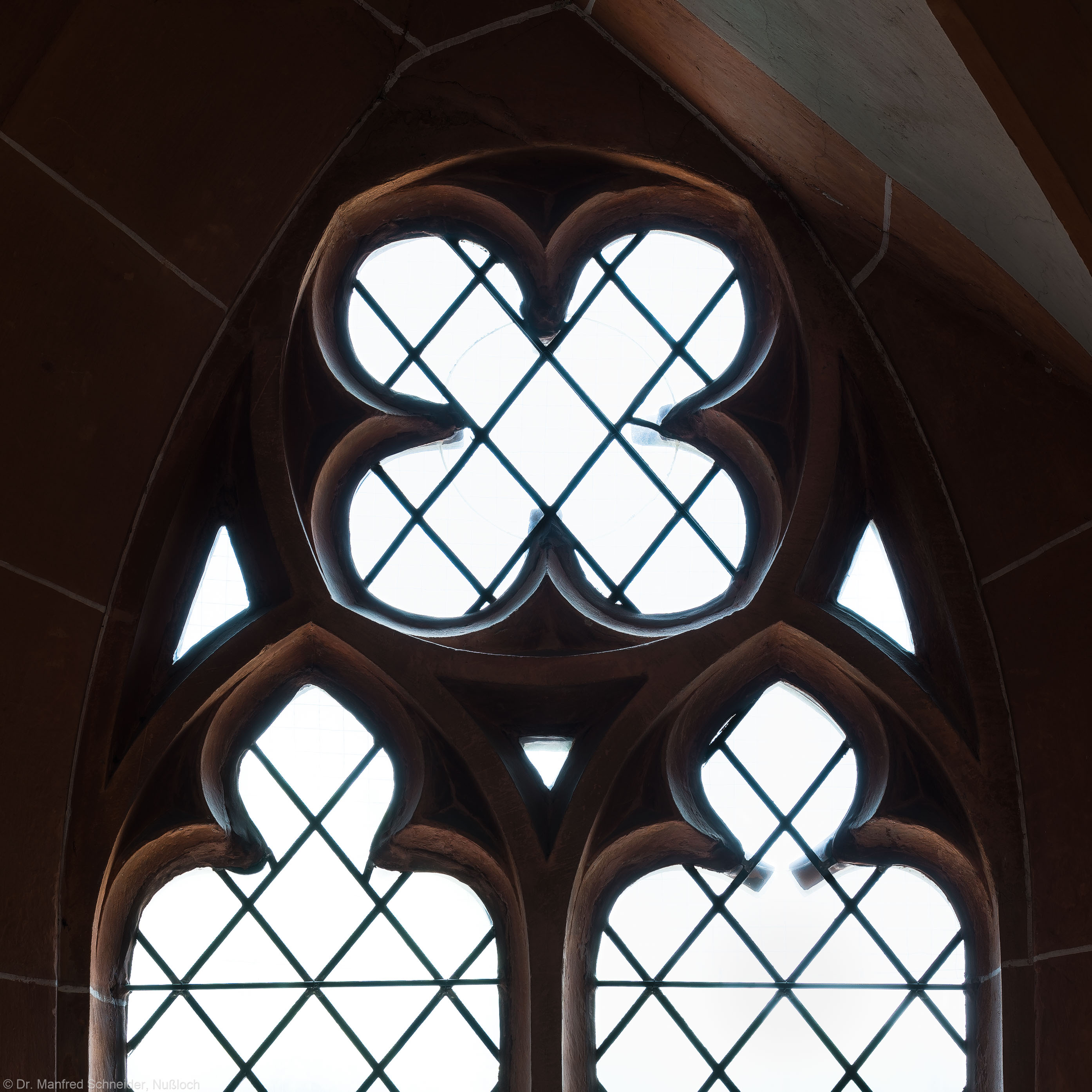 Heidelberg - Heiliggeistkirche - Nordempore - 2. Joch, von Westen aus gezählt - Fenstermaßwerk (aufgenommen im Mai 2015, am späten Nachmittag) Heidelberg - Heiliggeistkirche - Nordempore - 2. Joch, von Westen aus gezählt - Fenstermaßwerk (aufgenommen im Mai 2015, am späten Nachmittag)