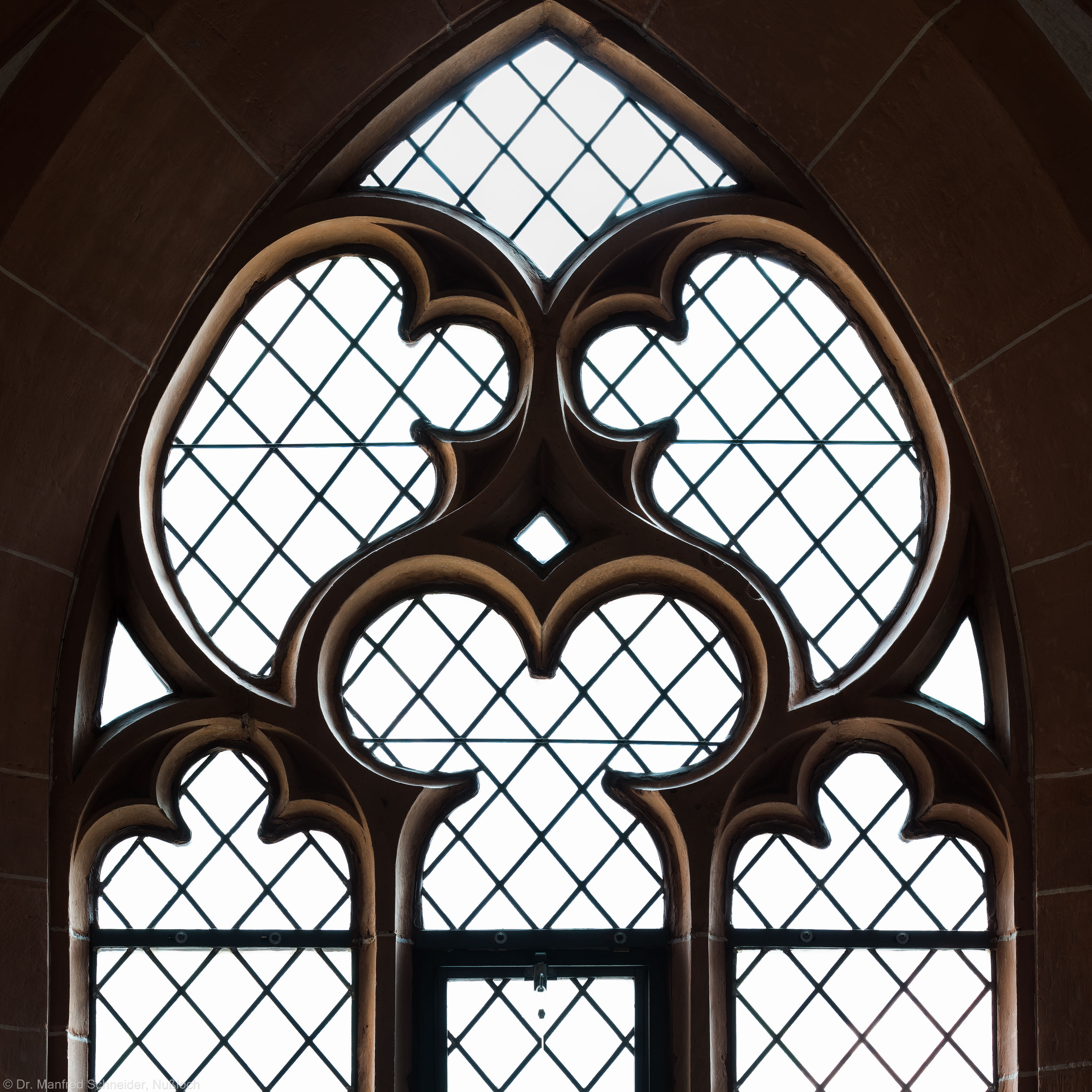 Heidelberg - Heiliggeistkirche - Südempore - 4. Joch, von Westen aus gezählt - Fenstermaßwerk (aufgenommen im Mai 2015, am späten Nachmittag) Heidelberg - Heiliggeistkirche - Südempore - 4. Joch, von Westen aus gezählt - Fenstermaßwerk (aufgenommen im Mai 2015, am späten Nachmittag)