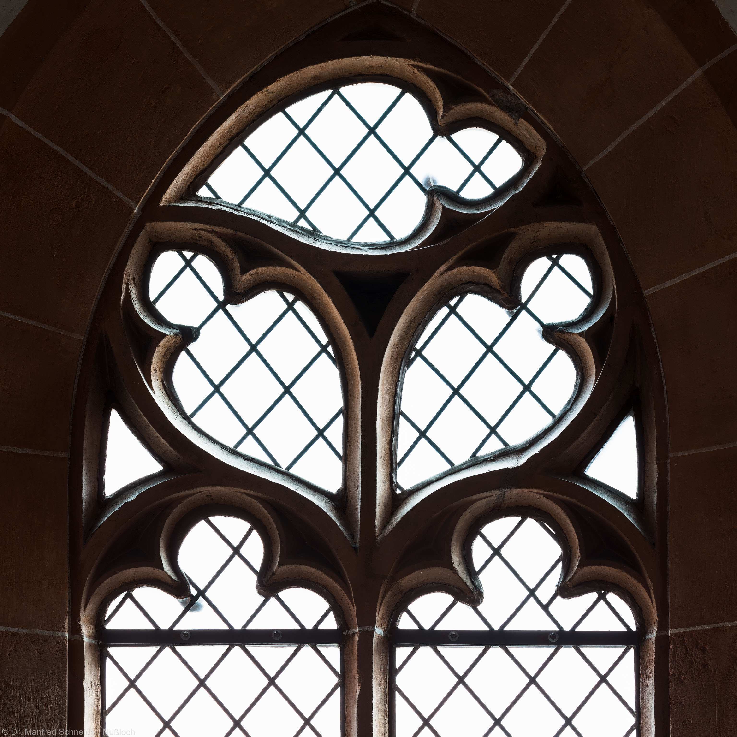 Heidelberg - Heiliggeistkirche - Südempore - 1. Joch, von Westen aus gezählt - Fenstermaßwerk (aufgenommen im Mai 2015, am späten Nachmittag) Heidelberg - Heiliggeistkirche - Südempore - 1. Joch, von Westen aus gezählt - Fenstermaßwerk (aufgenommen im Mai 2015, am späten Nachmittag)