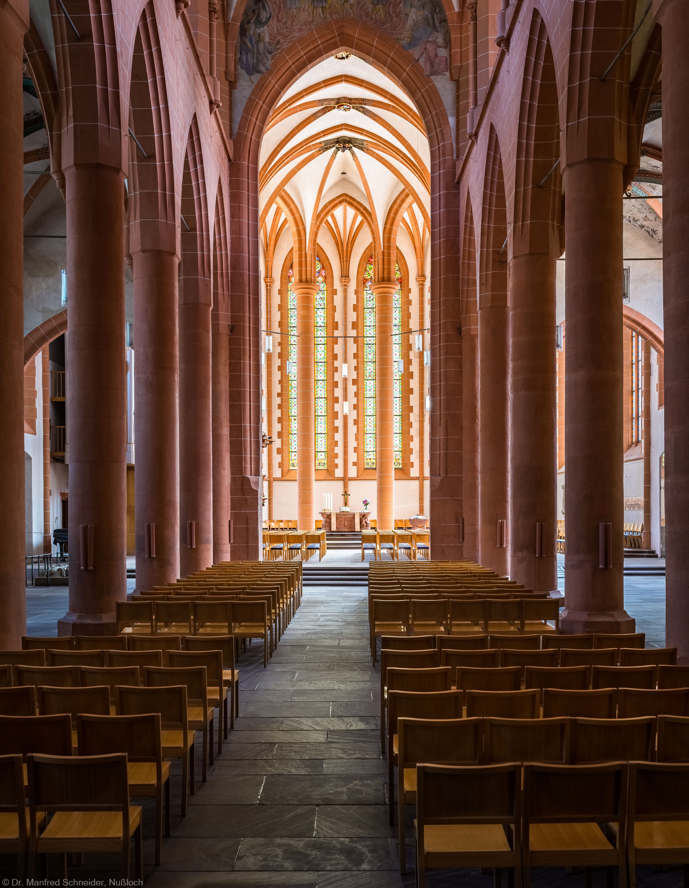 Heidelberg - Heiliggeistkirche - Mittelschiff - Blick durch das Mittelschiff auf den Chor (aufgenommen im Juni 2015, am Vormittag) Heidelberg - Heiliggeistkirche - Mittelschiff - Blick durch das Mittelschiff auf den Chor (aufgenommen im Juni 2015, am Vormittag)