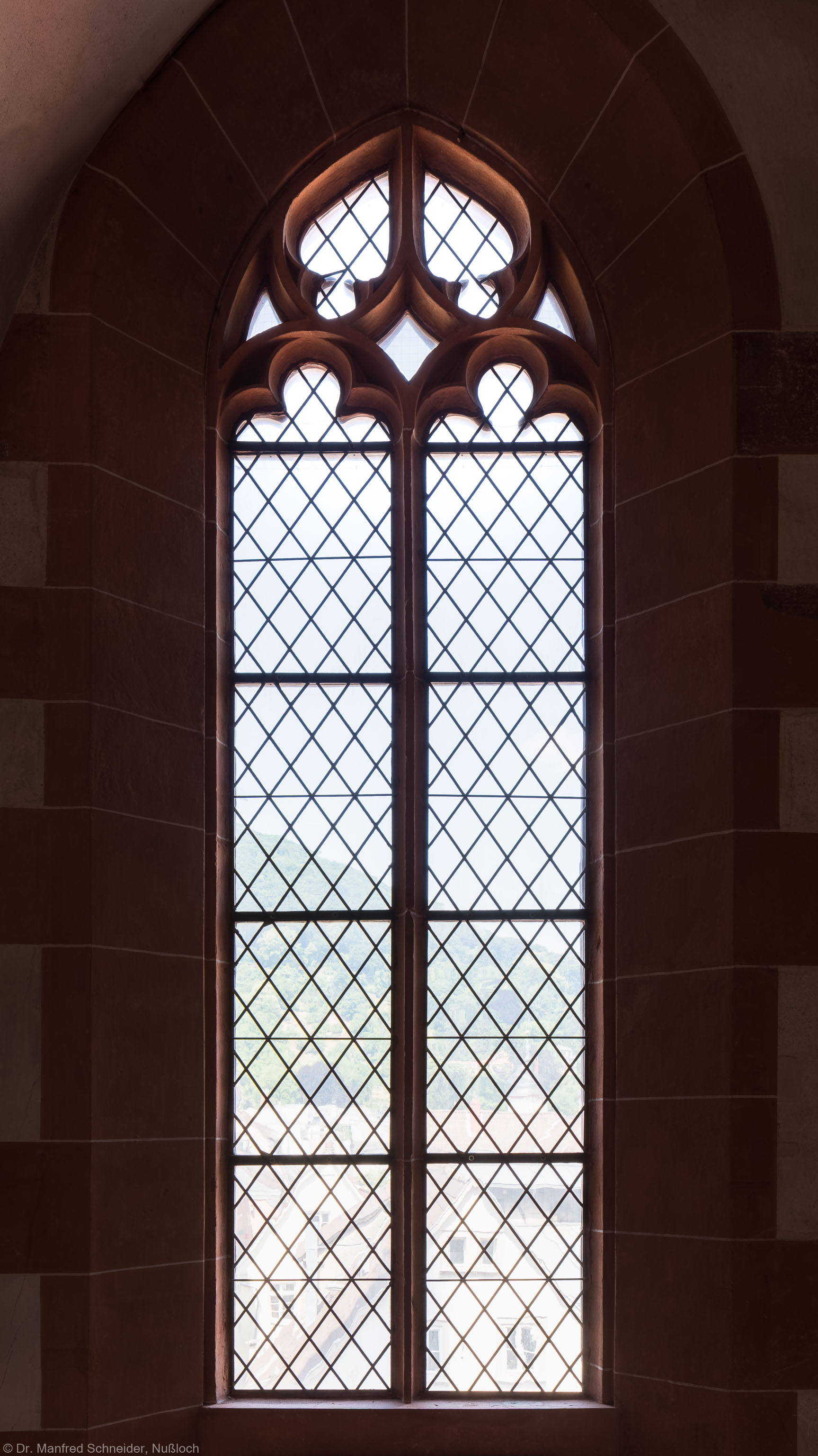 Heidelberg - Heiliggeistkirche - Nordempore - 1. Joch, von Westen aus gezählt - Fenster und Maßwerk (aufgenommen im Juni 2015, am frühen Nachmittag) Heidelberg - Heiliggeistkirche - Nordempore - 1. Joch, von Westen aus gezählt - Fenster und Maßwerk (aufgenommen im Juni 2015, am frühen Nachmittag)