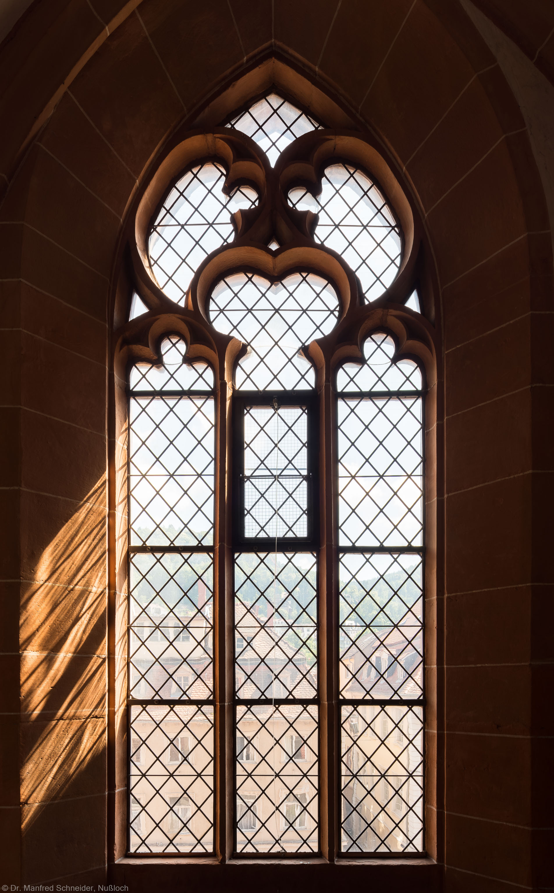 Heidelberg - Heiliggeistkirche - Südempore - 6. Joch, von Westen aus gezählt - Fenster und Maßwerk (aufgenommen im Juni 2015, am Nachmittag) Heidelberg - Heiliggeistkirche - Südempore - 6. Joch, von Westen aus gezählt - Fenster und Maßwerk (aufgenommen im Juni 2015, am Nachmittag)