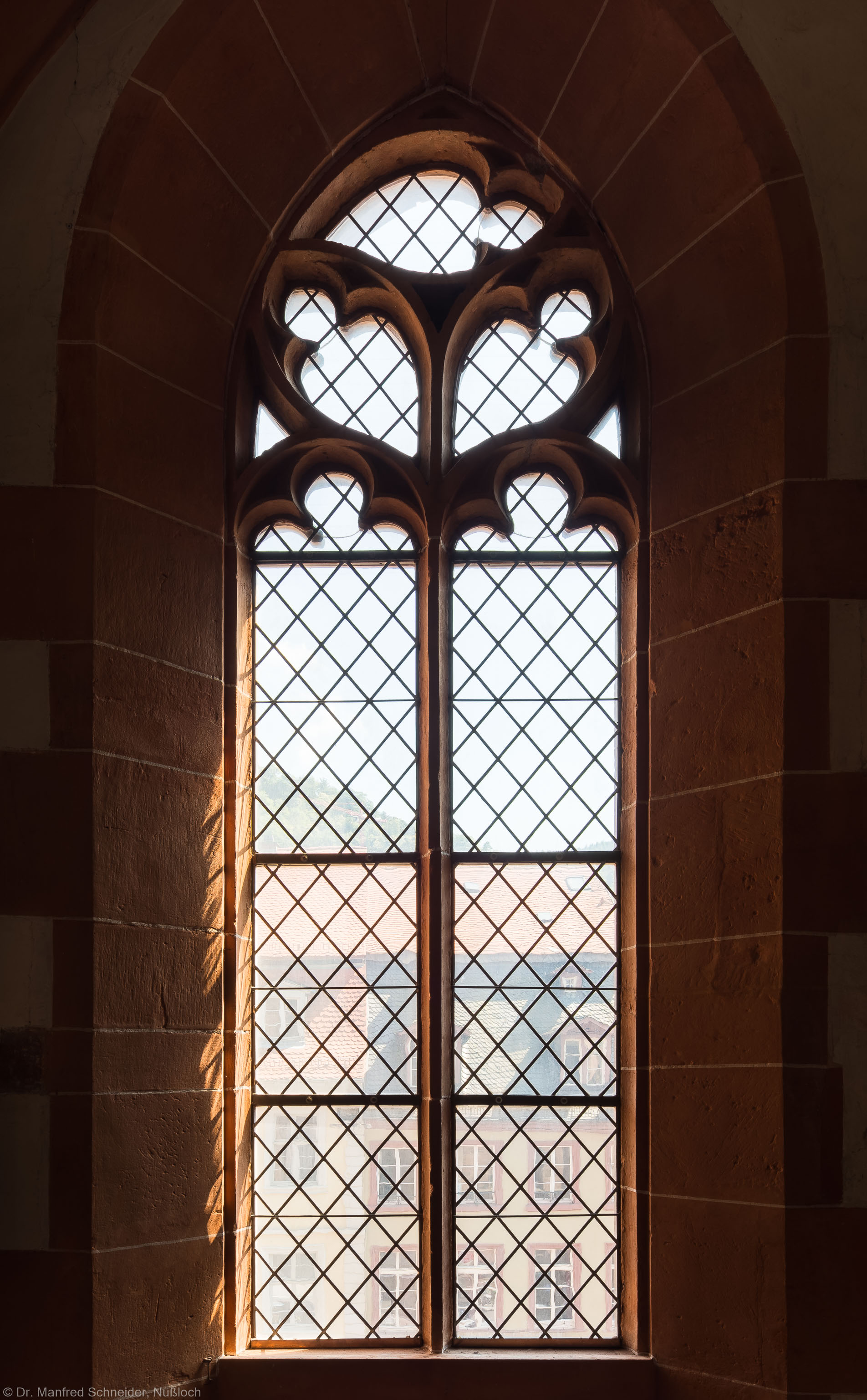 Heidelberg - Heiliggeistkirche - Südempore - 1. Joch, von Westen aus gezählt - Fenster und Maßwerk (aufgenommen im Juni 2015, am späten Nachmittag) Heidelberg - Heiliggeistkirche - Südempore - 1. Joch, von Westen aus gezählt - Fenster und Maßwerk (aufgenommen im Juni 2015, am späten Nachmittag)