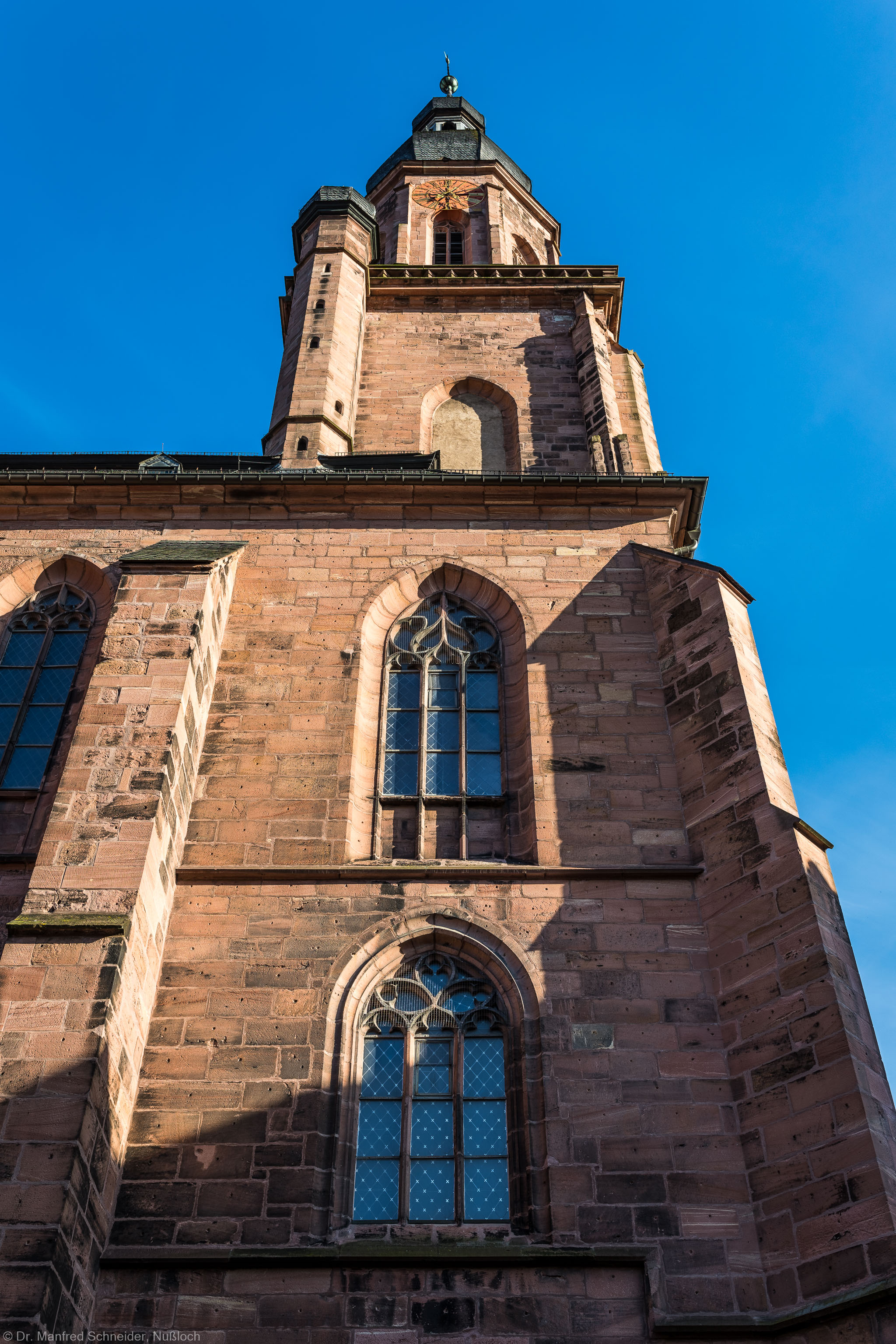 Heidelberg - Heiliggeistkirche - Aussen / Nord - Blick nach oben auf den nördlichen Westbau und den Turm (aufgenommen im Juni 2015, am frühen Abend)