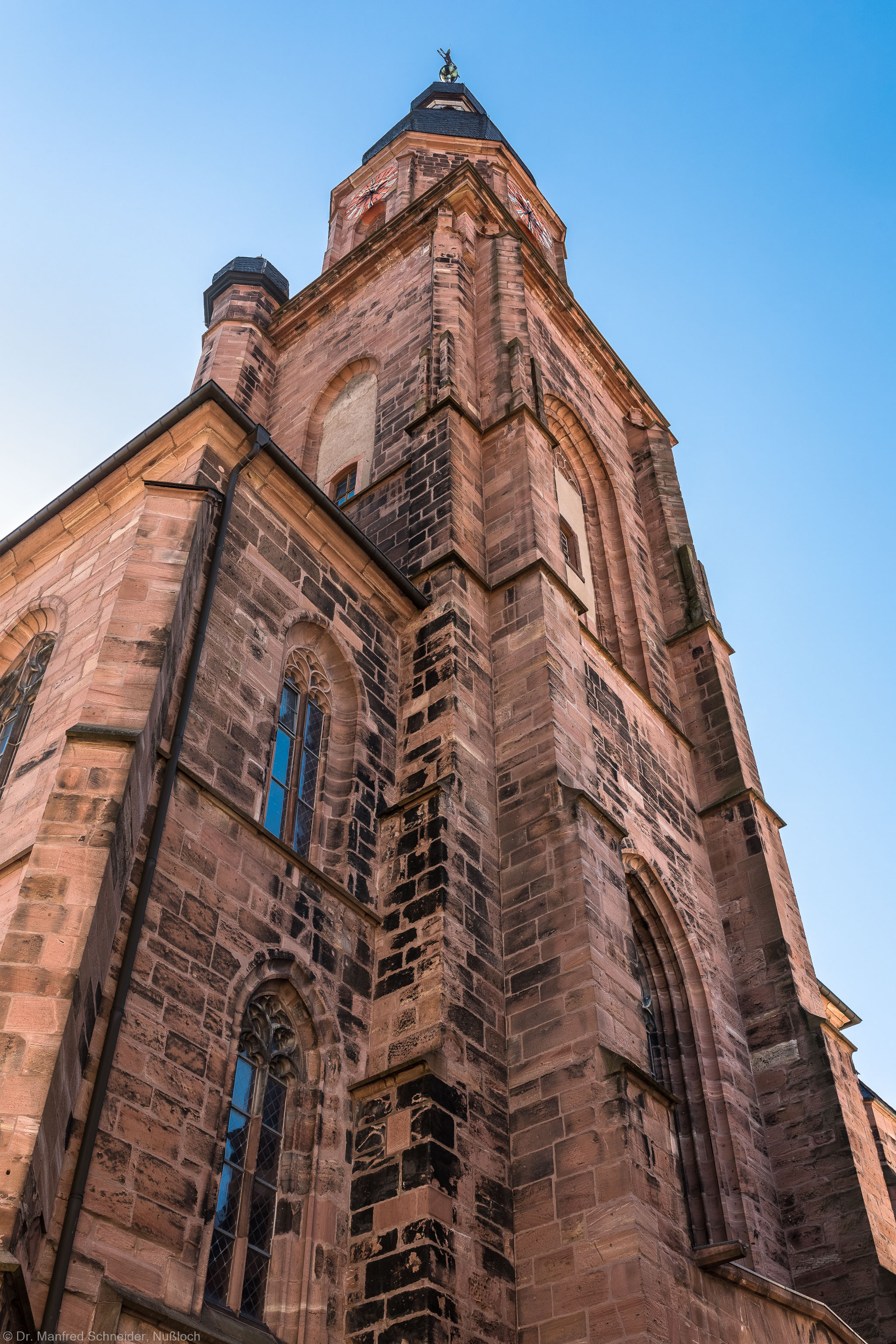 Heidelberg - Heiliggeistkirche - Aussen / Nordwest - Blick nach oben auf den nördlichen Westbau und den Turm (aufgenommen im Juli 2015, am späten Vormittag)