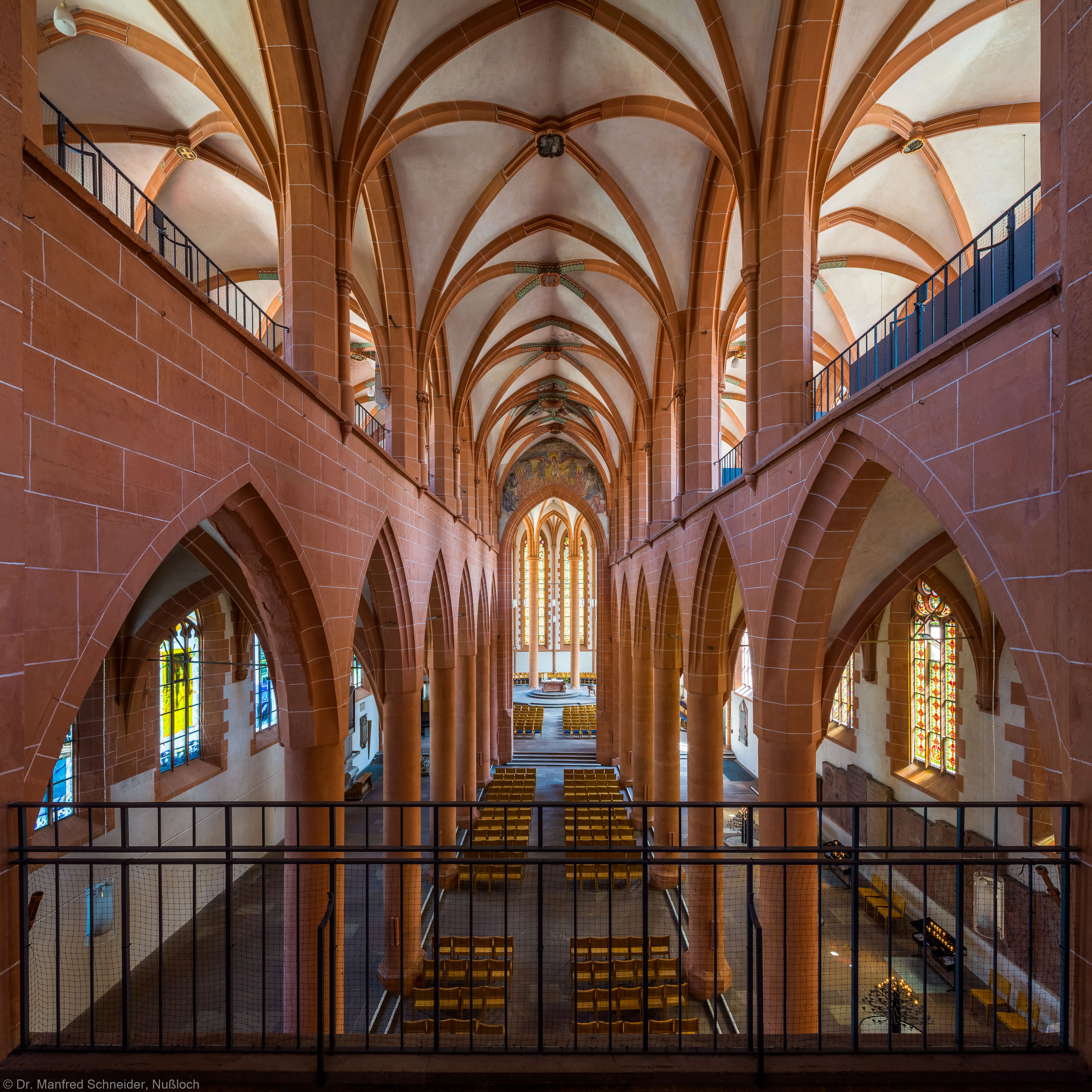 Heidelberg - Heiliggeistkirche - Mittelschiff - Blick von Westempore auf die Schiffe, Emporen und den Chor (aufgenommen im Juli 2015, am Nachmittag) Heidelberg - Heiliggeistkirche - Mittelschiff - Blick von Westempore auf die Schiffe, Emporen und den Chor (aufgenommen im Juli 2015, am Nachmittag)