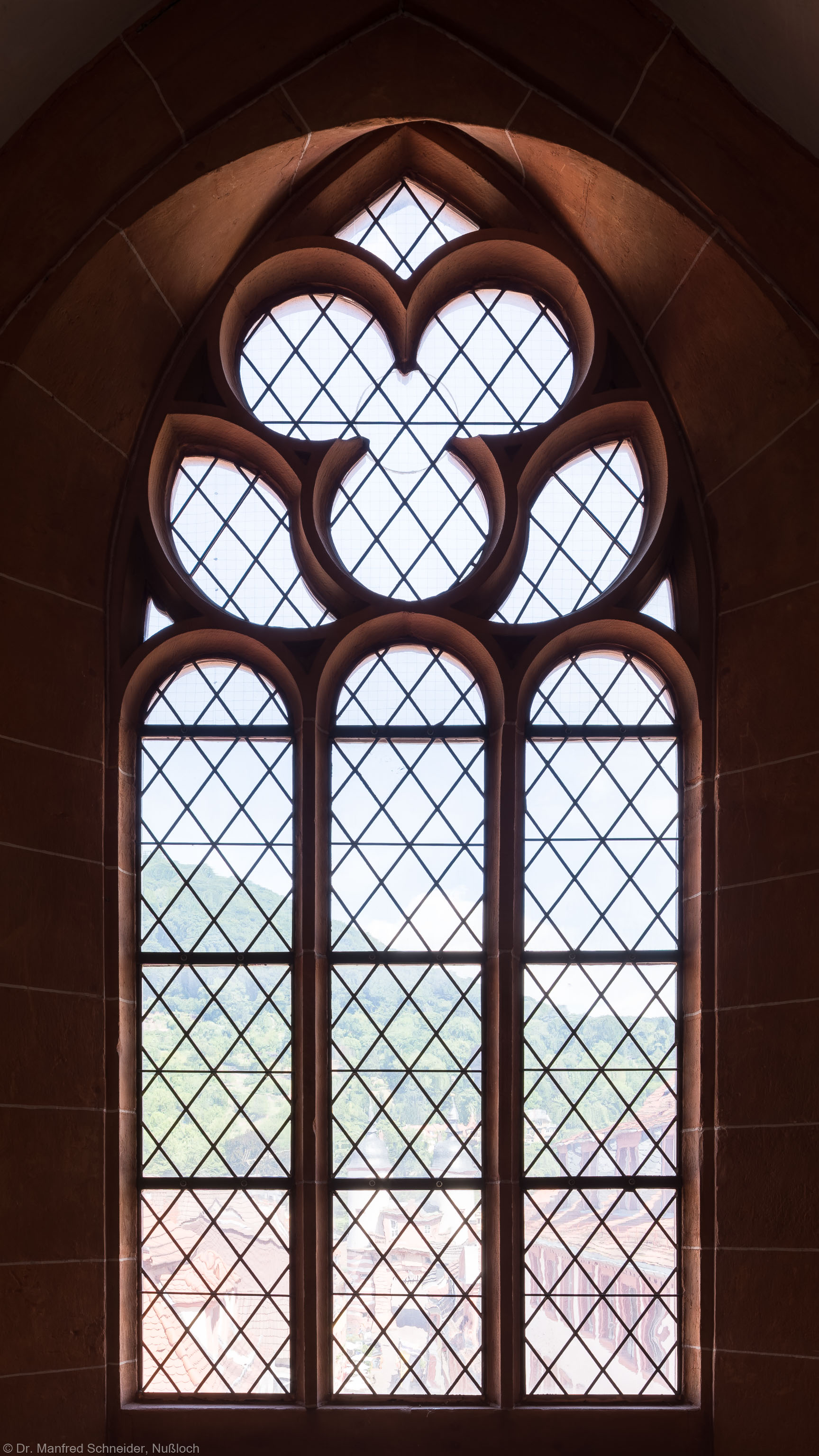Heidelberg - Heiliggeistkirche - Nordempore - 5. Joch, von Westen aus gezählt - Fenster und Maßwerk (aufgenommen im Juli 2015, um die Mittagszeit) Heidelberg - Heiliggeistkirche - Nordempore - 5. Joch, von Westen aus gezählt - Fenster und Maßwerk (aufgenommen im Juli 2015, um die Mittagszeit)