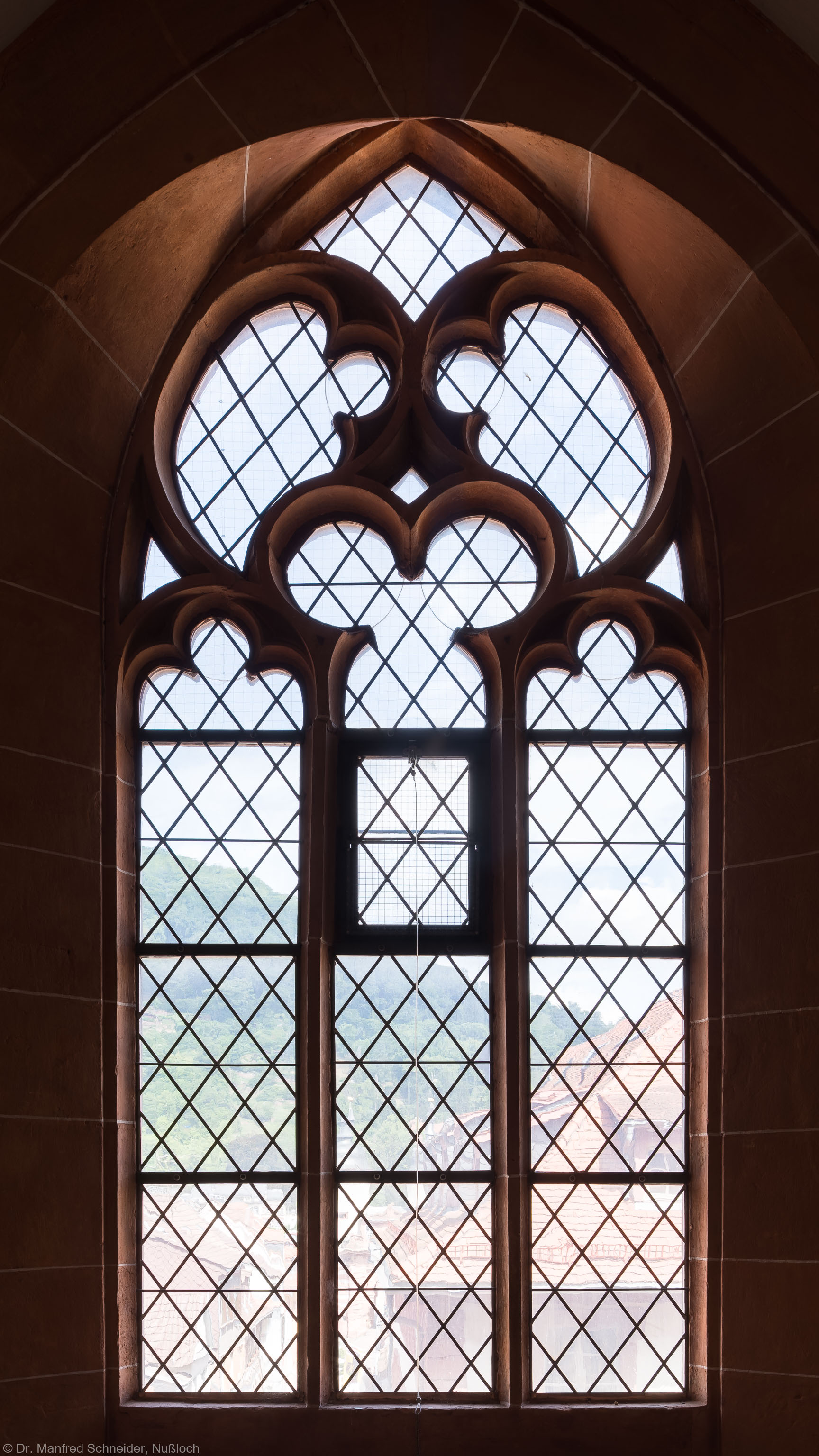 Heidelberg - Heiliggeistkirche - Nordempore - 6. Joch, von Westen aus gezählt - Fenster und Maßwerk (aufgenommen im Juli 2015, am frühen Nachmittag) Heidelberg - Heiliggeistkirche - Nordempore - 6. Joch, von Westen aus gezählt - Fenster und Maßwerk (aufgenommen im Juli 2015, am frühen Nachmittag)