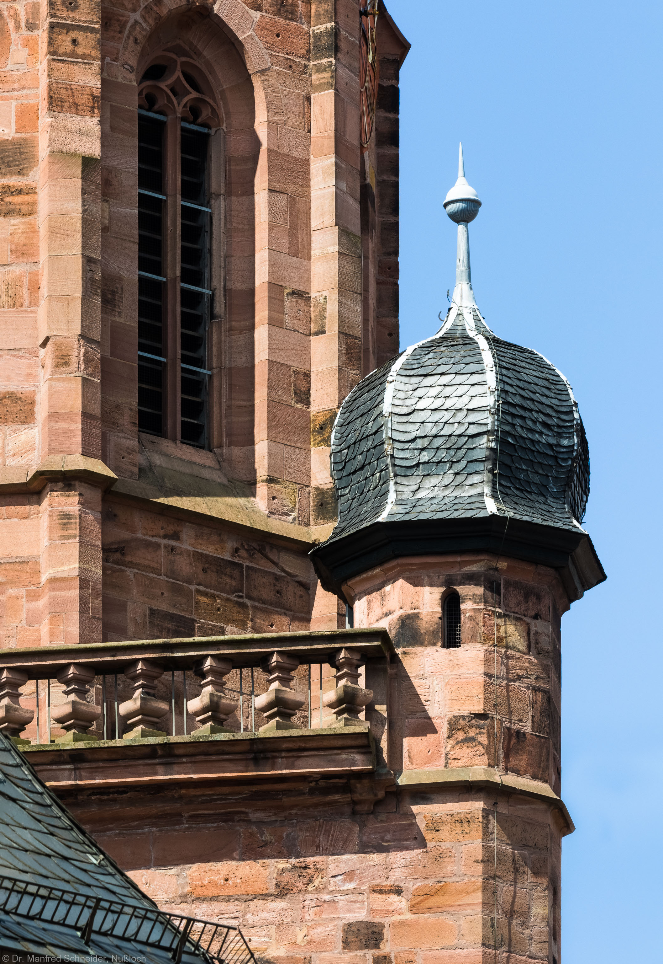 Heidelberg - Heiliggeistkirche - Turm - Blick vom nordöstlichen Marktplatz auf den Turmaufgang mit der Zwiebelhaube (aufgenommen im Juli 2015, am späten Vormittag)