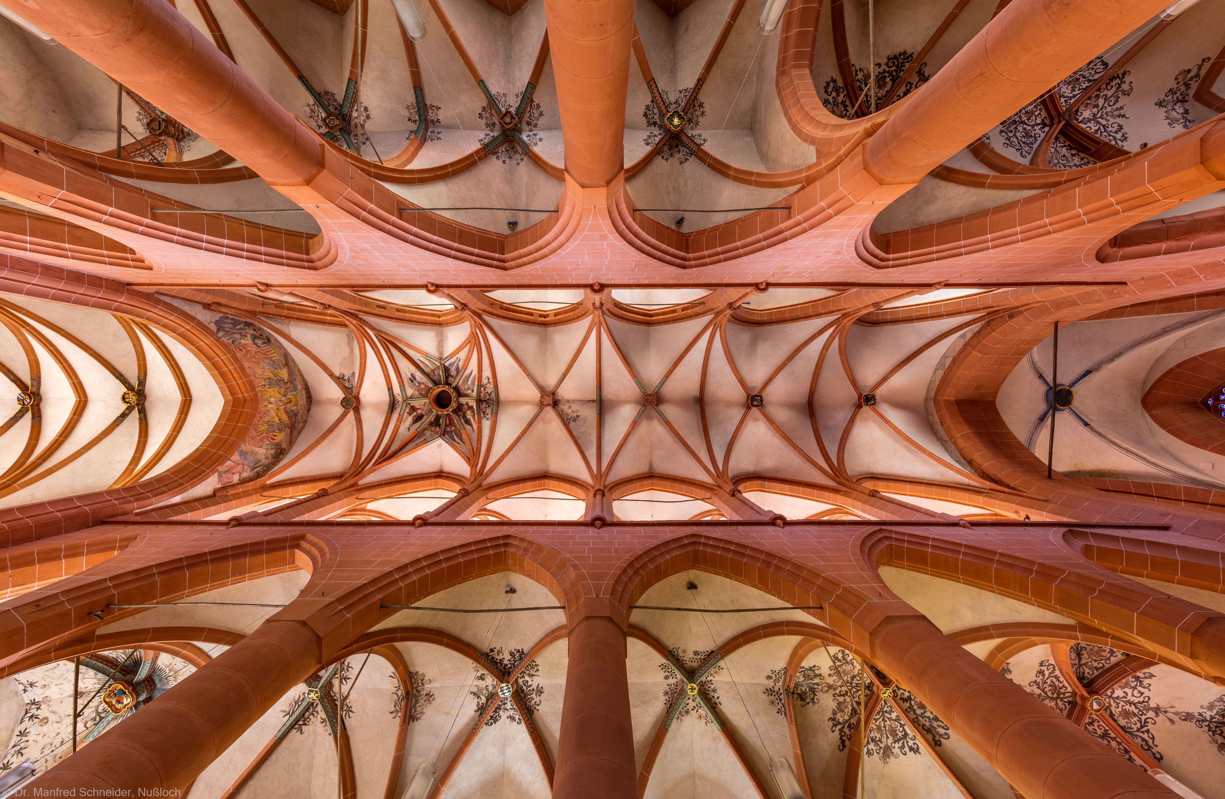 Heidelberg - Heiliggeistkirche - Mittelschiff - Gesamtansicht der Gewölbe, vom Zentrum des Mittelschiffs aus gesehen (aufgenommen im August 2015, am frühen Nachmittag) Heidelberg - Heiliggeistkirche - Mittelschiff - Gesamtansicht der Gewölbe, vom Zentrum des Mittelschiffs aus gesehen (aufgenommen im August 2015, am frühen Nachmittag)