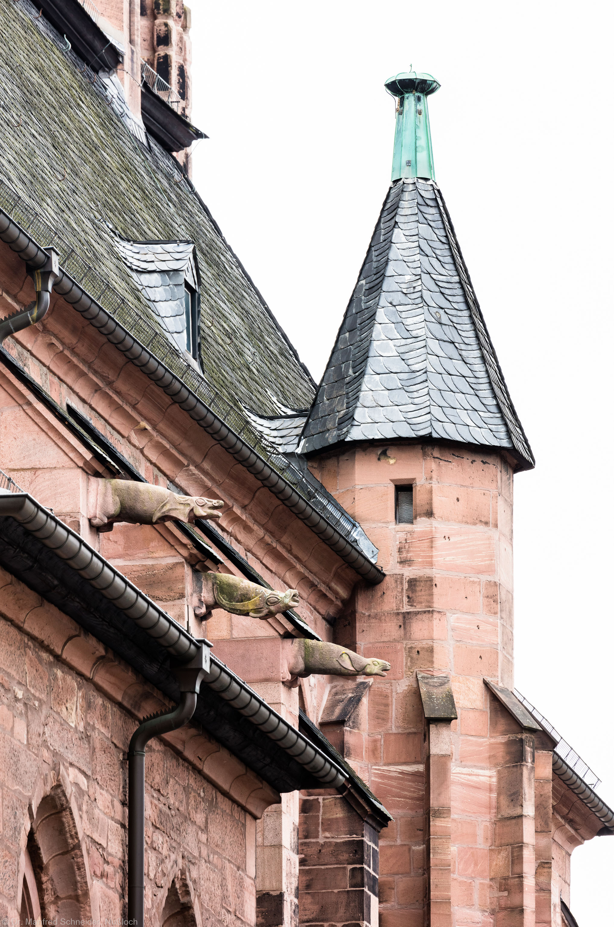 Heidelberg - Heiliggeistkirche - Aussen / Nord - Blick von Nordosten auf die Nordfassade, den Turmaufgang und die Wasserspeier (aufgenommen im September 2015, am späten Vormittag) Heidelberg - Heiliggeistkirche - Aussen / Nord - Blick von Nordosten auf die Nordfassade, den Turmaufgang und die Wasserspeier (aufgenommen im September 2015, am späten Vormittag)