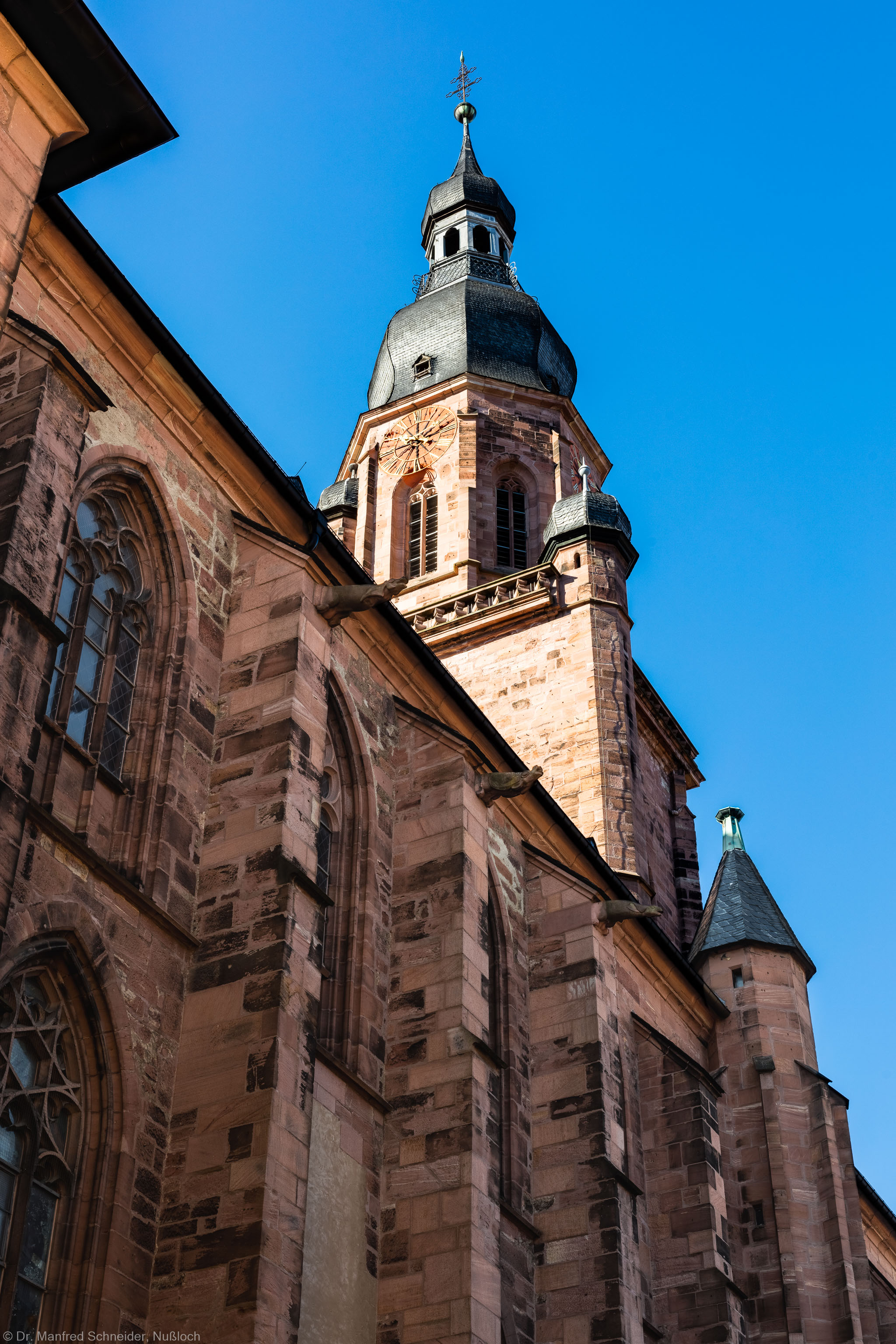 Heidelberg - Heiliggeistkirche - Aussen / Nord - Blick von Nordost (nähe Sakristei) auf die Nordfassade und den Turm (aufgenommen im Oktober 2015, am späten Vormittag) Heidelberg - Heiliggeistkirche - Aussen / Nord - Blick von Nordost (nähe Sakristei) auf die Nordfassade und den Turm (aufgenommen im Oktober 2015, am späten Vormittag)