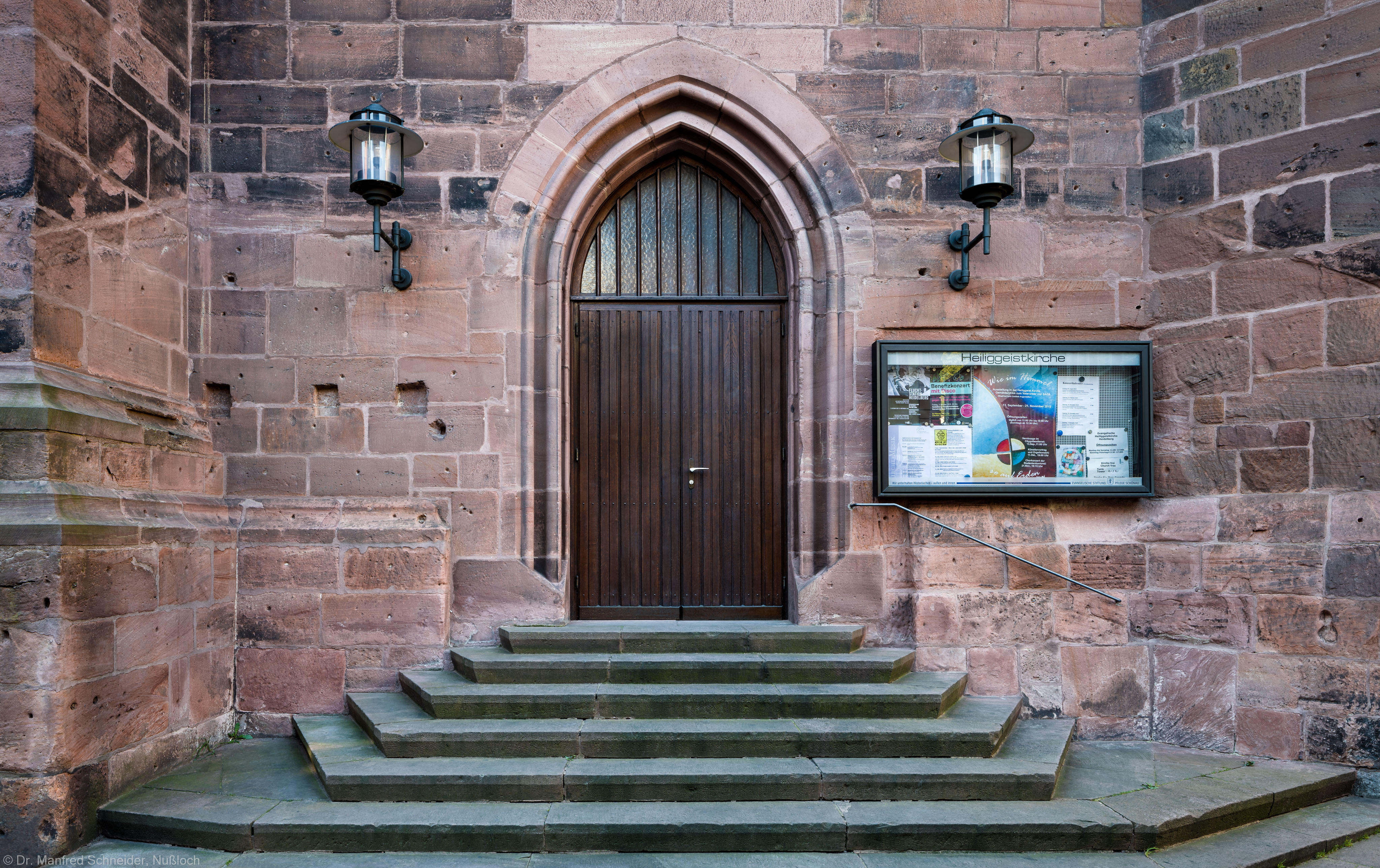 Heidelberg - Heiliggeistkirche - Nordseite - Westliches Nordportal - Blick auf das gesamte Portal mit der Treppe (aufgenommen im Oktober 2015, um die Mittagszeit)