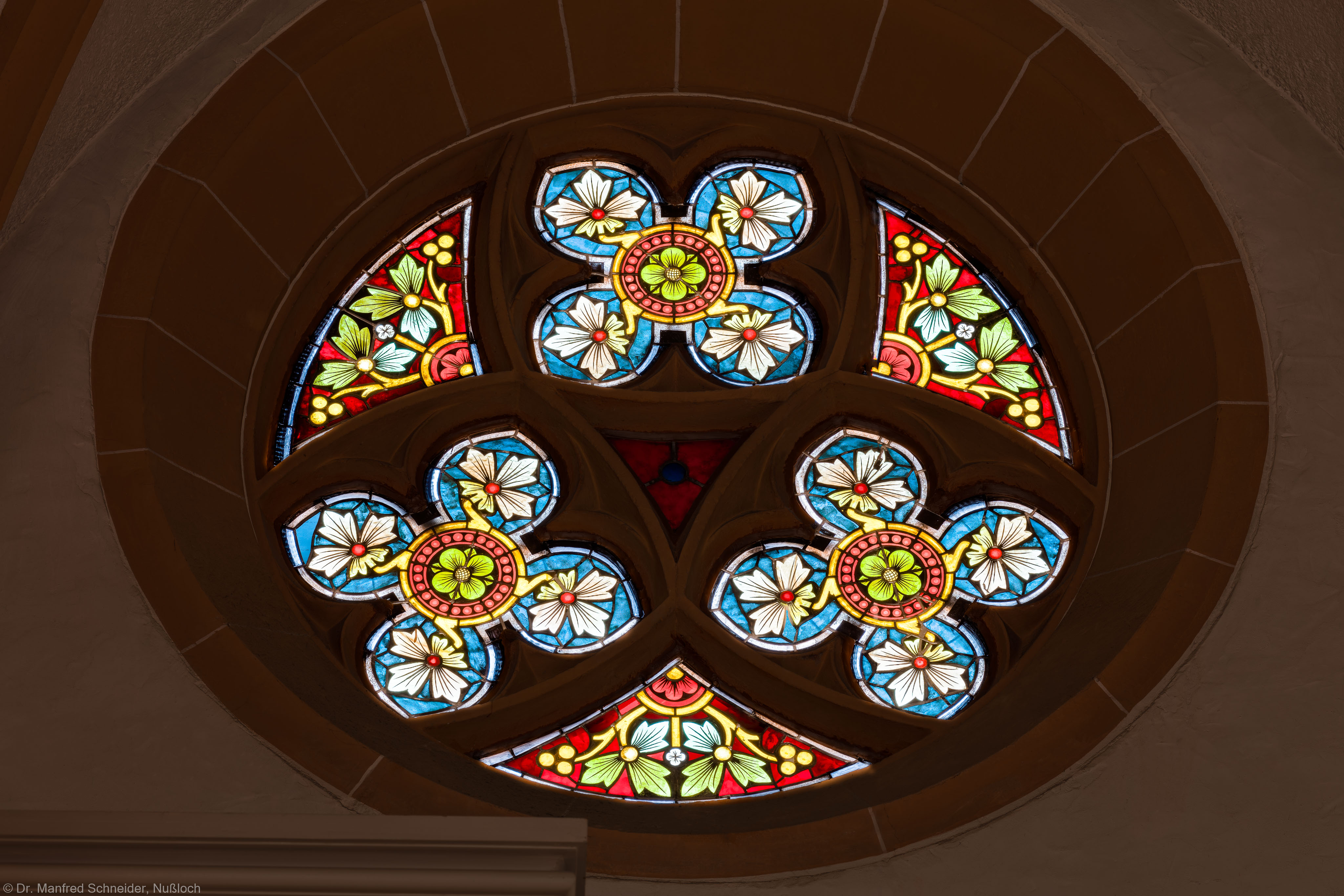 Heidelberg - Heiliggeistkirche - Chor - Nordseite - Rundes Maßwerk, über Sakristei, östlich (aufgenommen im Oktober 2015, am Nachmittag) Heidelberg - Heiliggeistkirche - Chor - Nordseite - Rundes Maßwerk, über Sakristei, östlich (aufgenommen im Oktober 2015, am Nachmittag)