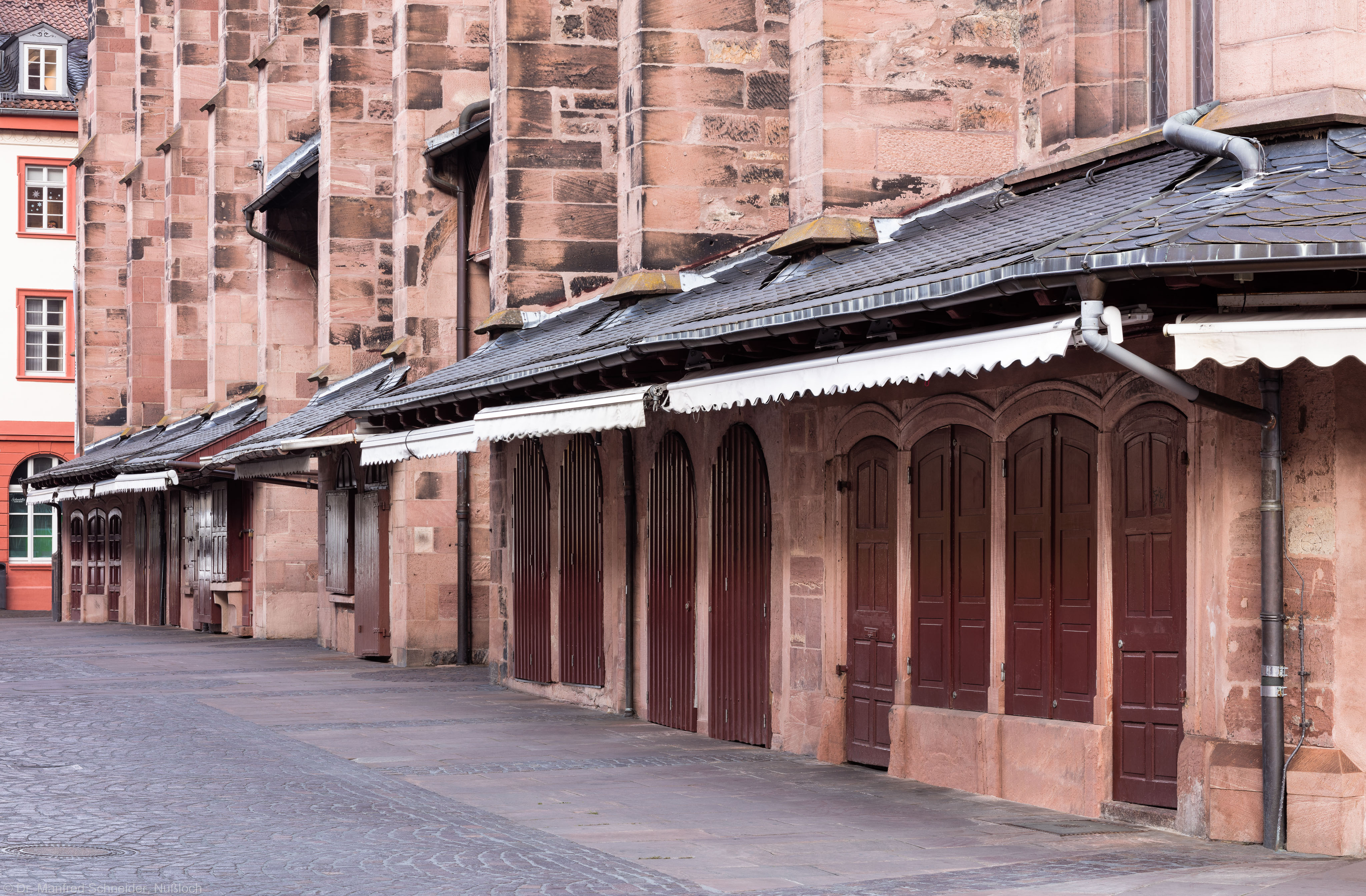 Heidelberg - Heiliggeistkirche - Südseite - Blick vom südostlichen Marktplatz auf die Ladenanbauten (aufgenommen im Oktober 2015, am Vormittag)