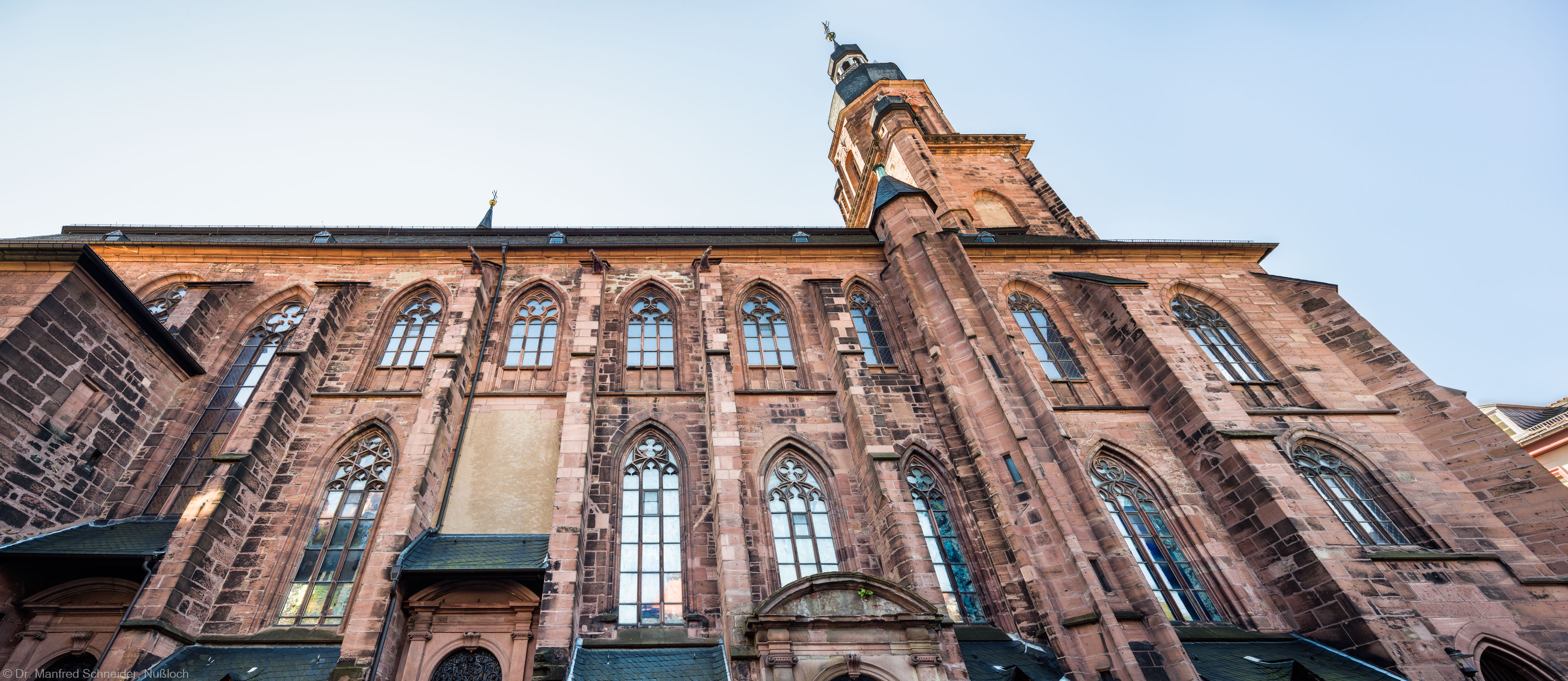 Heidelberg - Heiliggeistkirche - Aussen / Nord - Blick nach oben auf die Nordfassade (aufgenommen im Oktober 2015, um die Mittagszeit) Heidelberg - Heiliggeistkirche - Aussen / Nord - Blick nach oben auf die Nordfassade (aufgenommen im Oktober 2015, um die Mittagszeit)