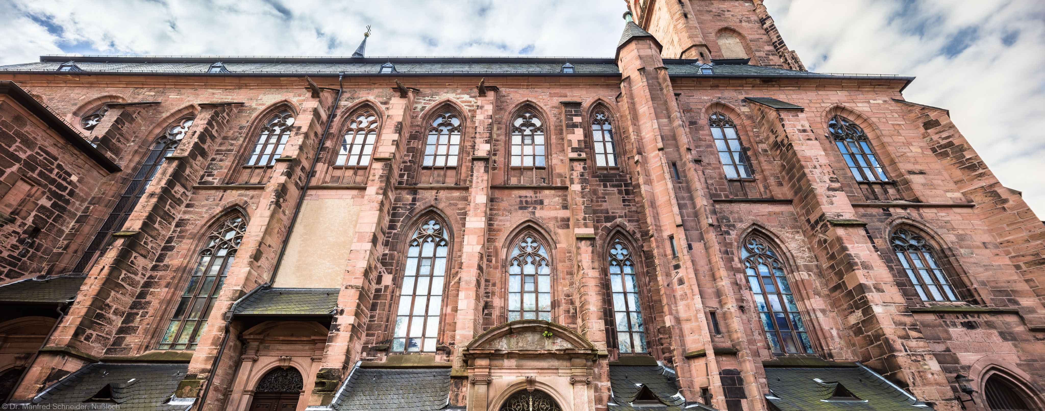 Heidelberg - Heiliggeistkirche - Aussen / Nord - Blick nach oben auf die Nordfassade (aufgenommen im Oktober 2015, am späten Vormittag) Heidelberg - Heiliggeistkirche - Aussen / Nord - Blick nach oben auf die Nordfassade (aufgenommen im Oktober 2015, am späten Vormittag)