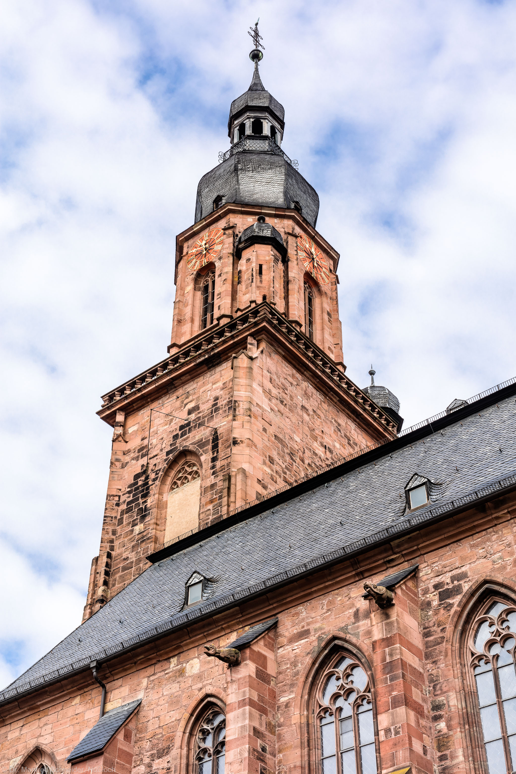 Heidelberg - Heiliggeistkirche - Südostseite - Blick nach oben auf die Südempore und den Turm (aufgenommen im Oktober 2015, um die Mittagszeit) Heidelberg - Heiliggeistkirche - Südostseite - Blick nach oben auf die Südempore und den Turm (aufgenommen im Oktober 2015, um die Mittagszeit)