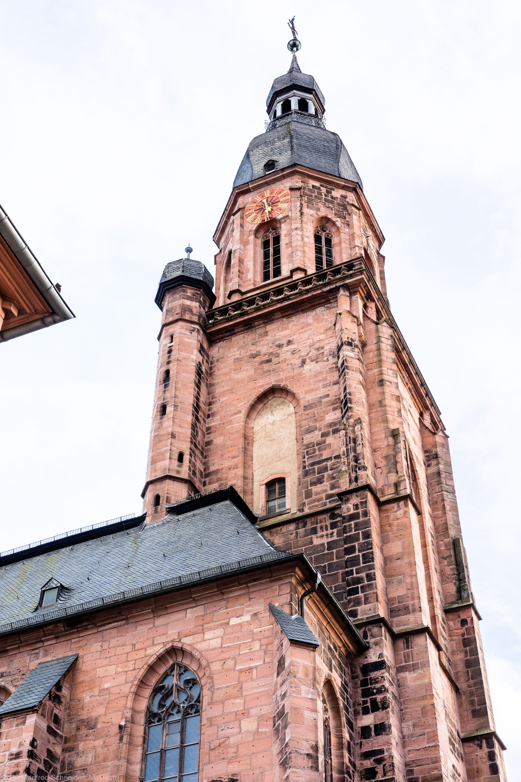 Heidelberg - Heiliggeistkirche - Aussen / Nordwest - Blick nach oben auf die westliche Nordfassade und den Turm (aufgenommen im Oktober 2015, am späten Nachmittag) Heidelberg - Heiliggeistkirche - Aussen / Nordwest - Blick nach oben auf die westliche Nordfassade und den Turm (aufgenommen im Oktober 2015, am späten Nachmittag)