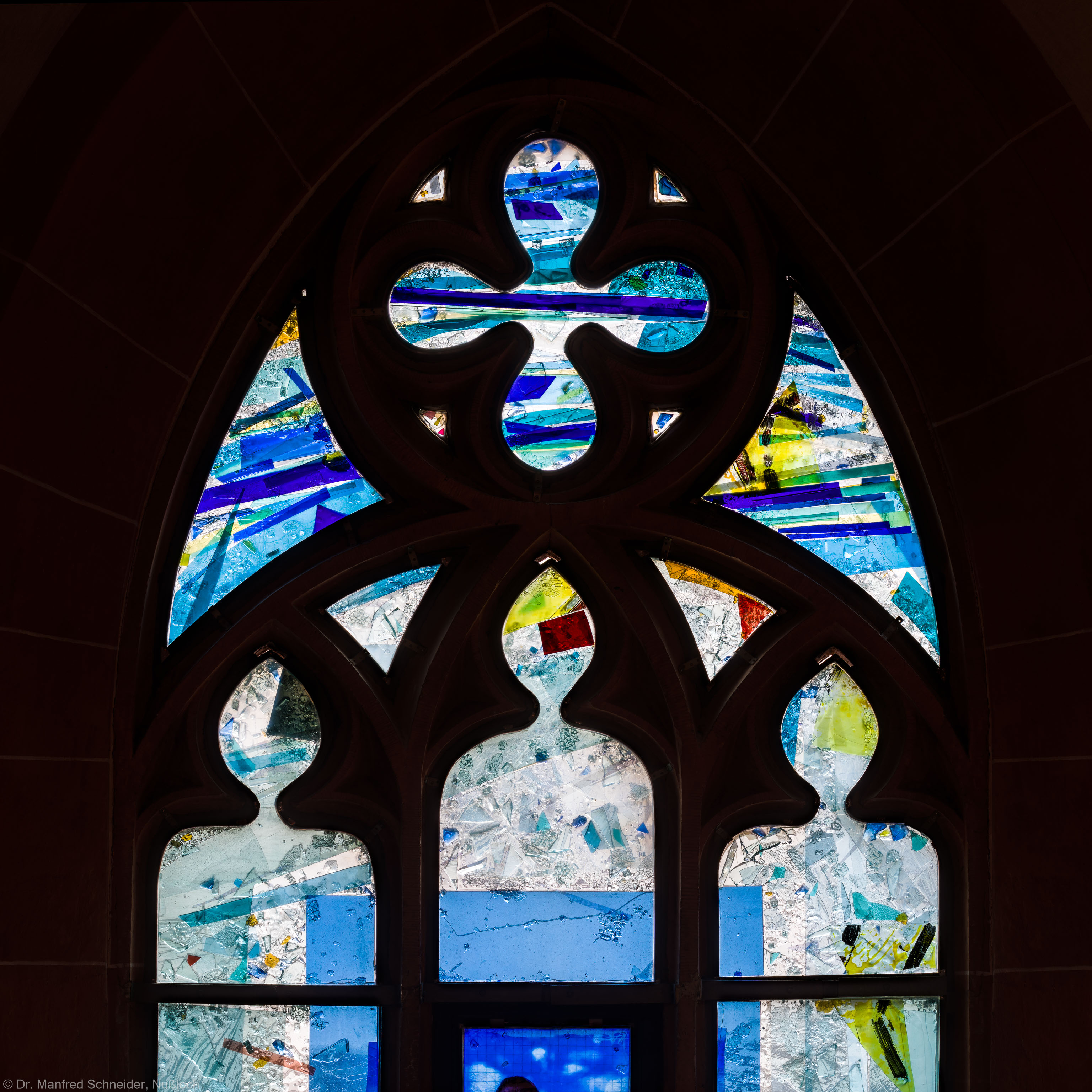 Heidelberg - Heiliggeistkirche - Nordschiff - 1. Joch, von Westen aus gezählt - Maßwerk und Felder der ersten Zeile des Fensters "Schöpfungsgeschichte - Gottes Geist über den Wassern" von Hella De Santarossa (aufgenommen im Oktober 2015, am späten Nachmittag)