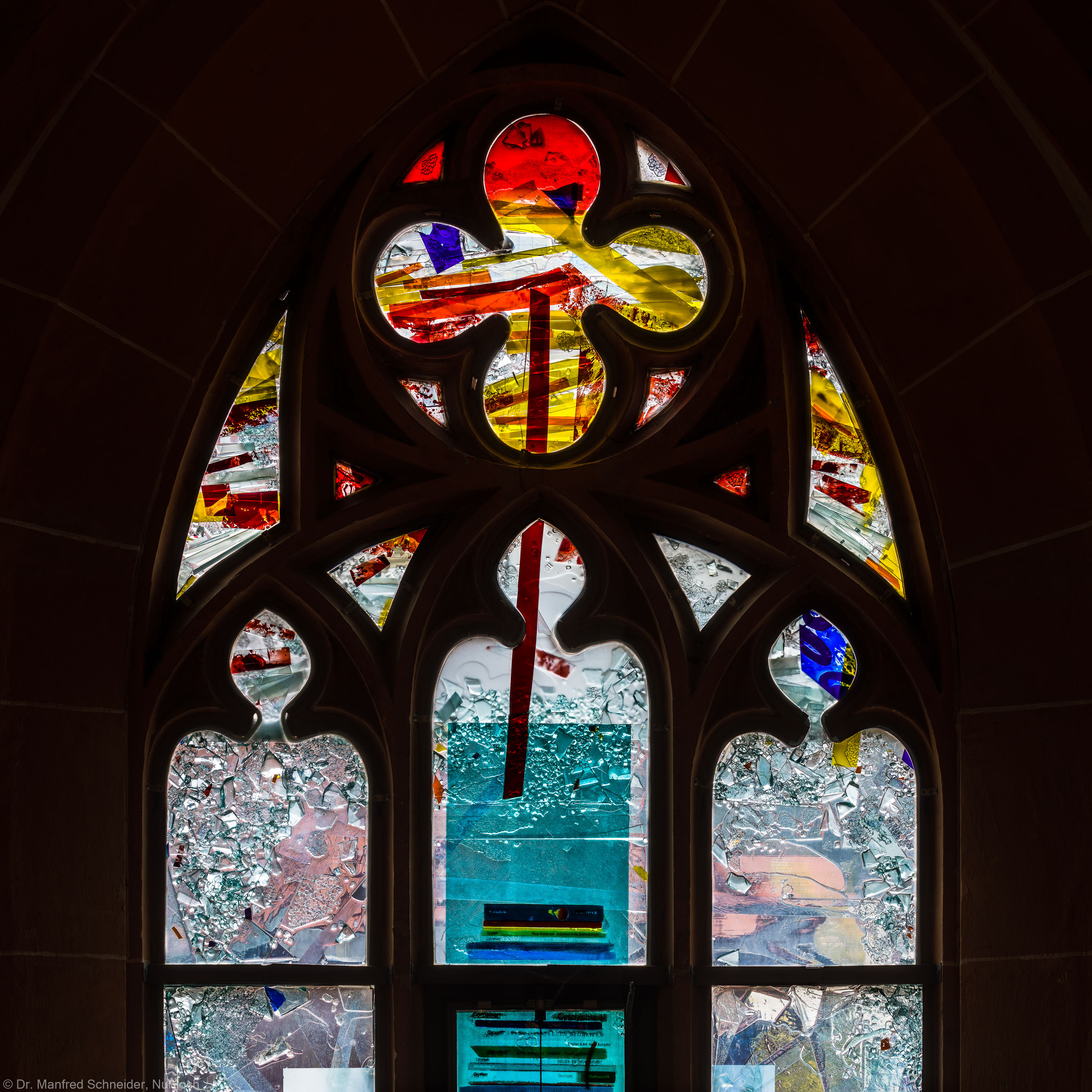 Heidelberg - Heiliggeistkirche - Nordschiff - 4. Joch, von Westen aus gezählt - Maßwerk und Felder der ersten Zeile des Fensters "Schöpfungsgeschichte - Der Weltkreis ist voll vom Geiste Gottes" von Hella De Santarossa (aufgenommen im Oktober 2015, am späten Vormittag)