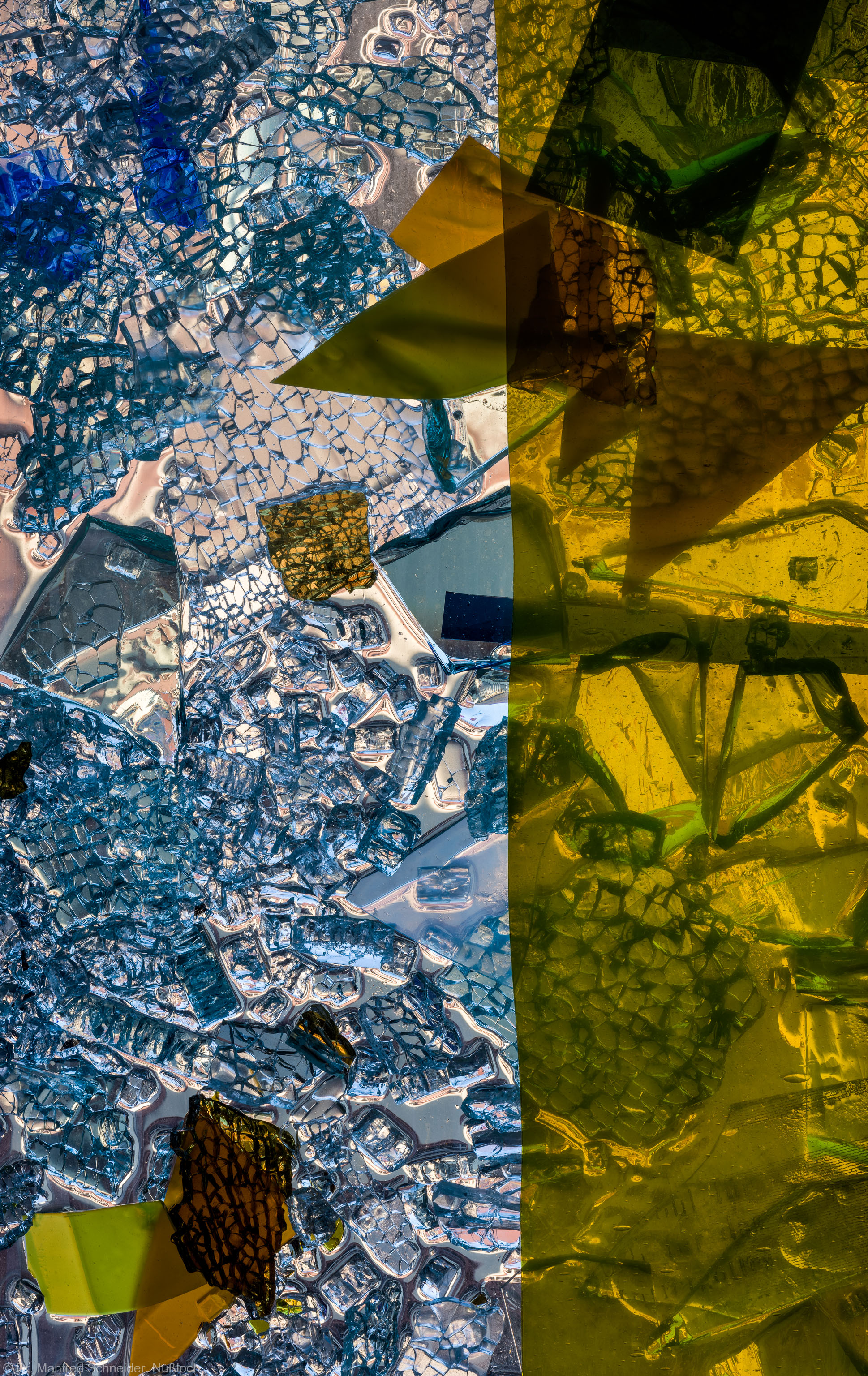 Heidelberg - Heiliggeistkirche - Nordschiff - 3. Joch, von Westen aus gezählt - Ausschnitt aus Feld (linke Bahn, dritte Zeile) des Fensters "Schöpfungsgeschichte - Gott sprach: es werde Licht" von Hella De Santarossa (aufgenommen im Oktober 2015, am Nachmittag) Heidelberg - Heiliggeistkirche - Nordschiff - 3. Joch, von Westen aus gezählt - Ausschnitt aus Feld (linke Bahn, dritte Zeile) des Fensters "Schöpfungsgeschichte - Gott sprach: es werde Licht" von Hella De Santarossa (aufgenommen im Oktober 2015, am Nachmittag)