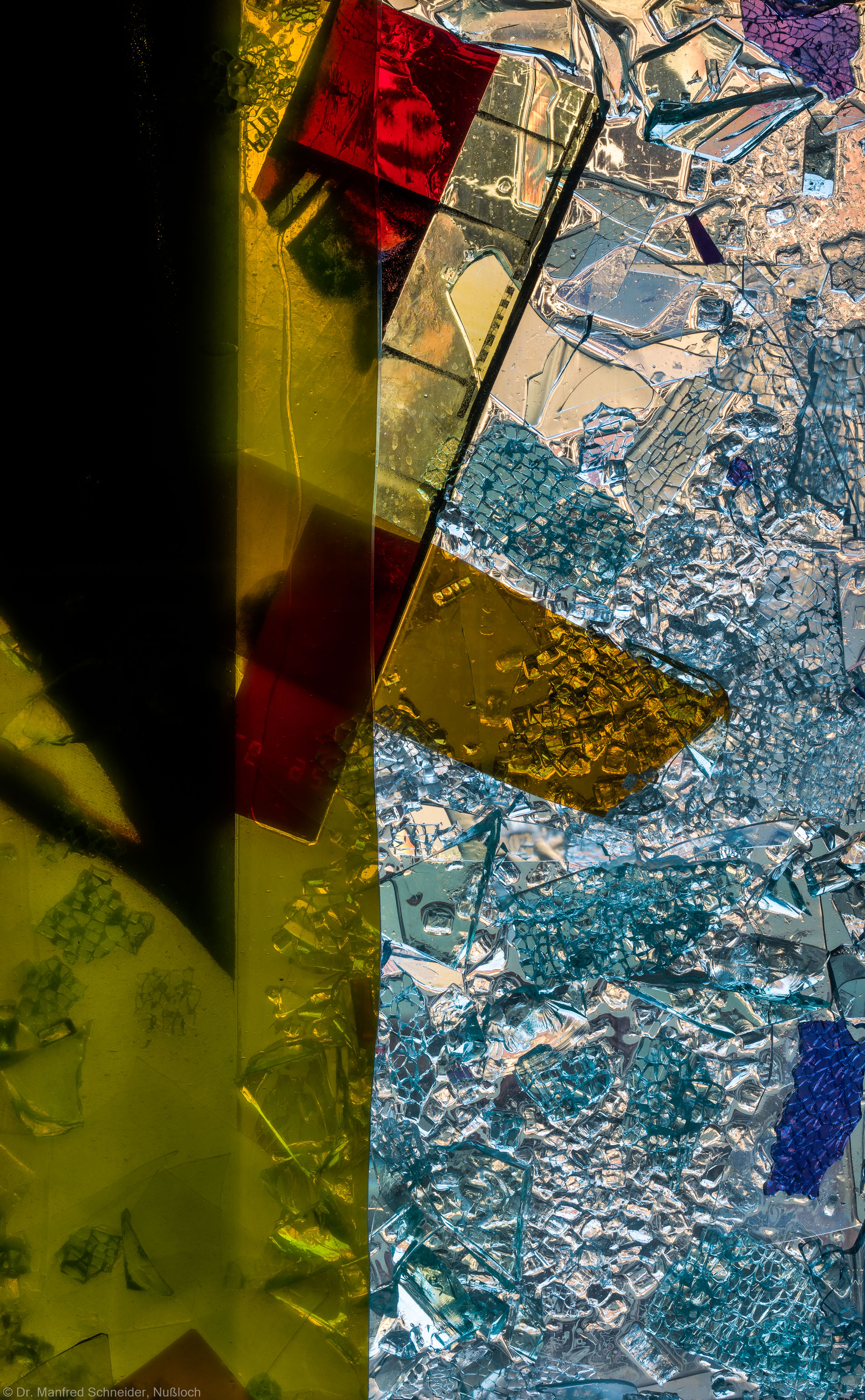 Heidelberg - Heiliggeistkirche - Nordschiff - 3. Joch, von Westen aus gezählt - Feld (rechte Bahn, dritte Zeile) des Fensters "Schöpfungsgeschichte - Gott sprach: es werde Licht" von Hella De Santarossa (aufgenommen im Oktober 2015, am späten Nachmittag) Heidelberg - Heiliggeistkirche - Nordschiff - 3. Joch, von Westen aus gezählt - Feld (rechte Bahn, dritte Zeile) des Fensters "Schöpfungsgeschichte - Gott sprach: es werde Licht" von Hella De Santarossa (aufgenommen im Oktober 2015, am späten Nachmittag)