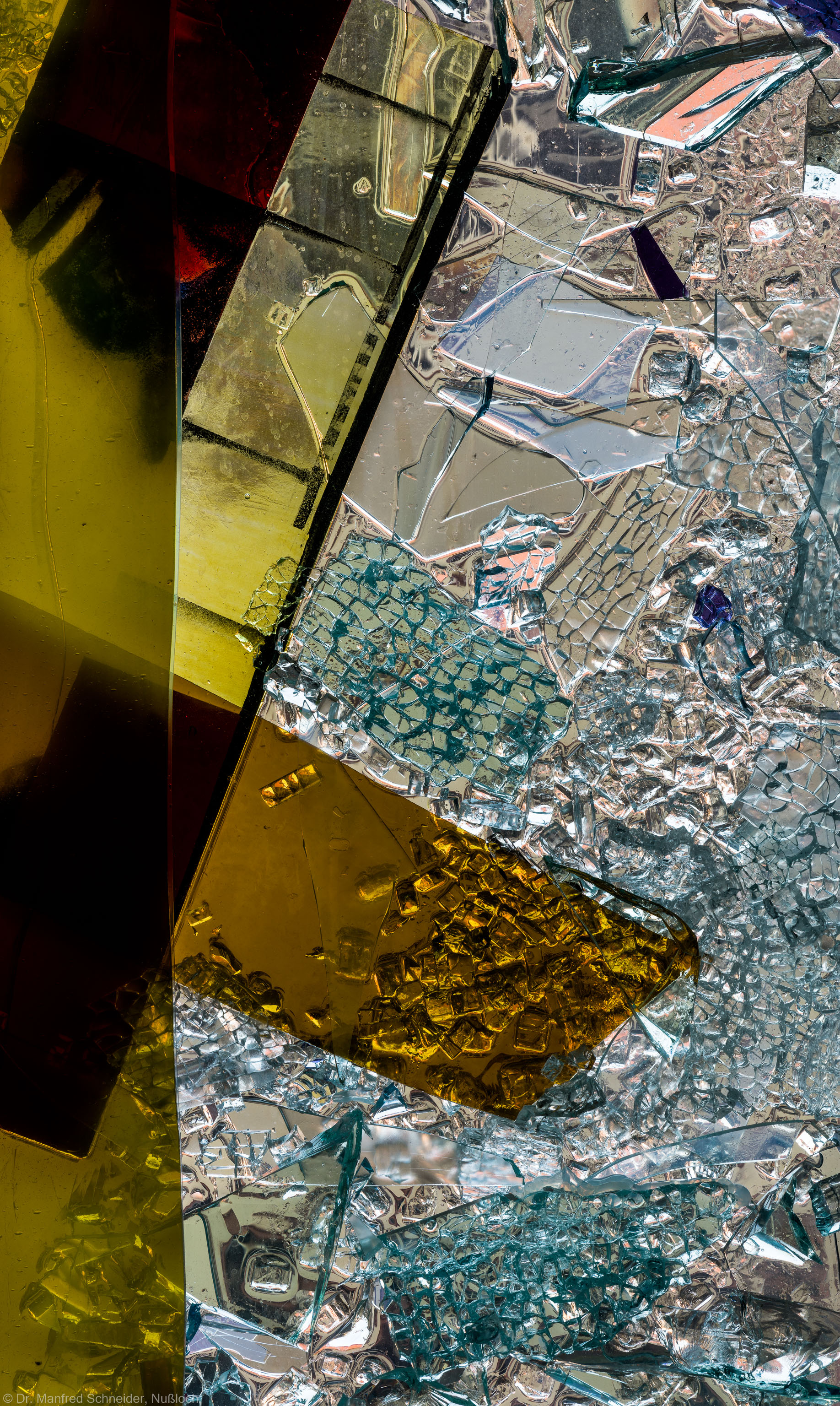 Heidelberg - Heiliggeistkirche - Nordschiff - 3. Joch, von Westen aus gezählt - Ausschnitt aus Feld (rechte Bahn, dritte Zeile) des Fensters "Schöpfungsgeschichte - Gott sprach: es werde Licht" von Hella De Santarossa (aufgenommen im Oktober 2015, am späten Nachmittag) Heidelberg - Heiliggeistkirche - Nordschiff - 3. Joch, von Westen aus gezählt - Ausschnitt aus Feld (rechte Bahn, dritte Zeile) des Fensters "Schöpfungsgeschichte - Gott sprach: es werde Licht" von Hella De Santarossa (aufgenommen im Oktober 2015, am späten Nachmittag)