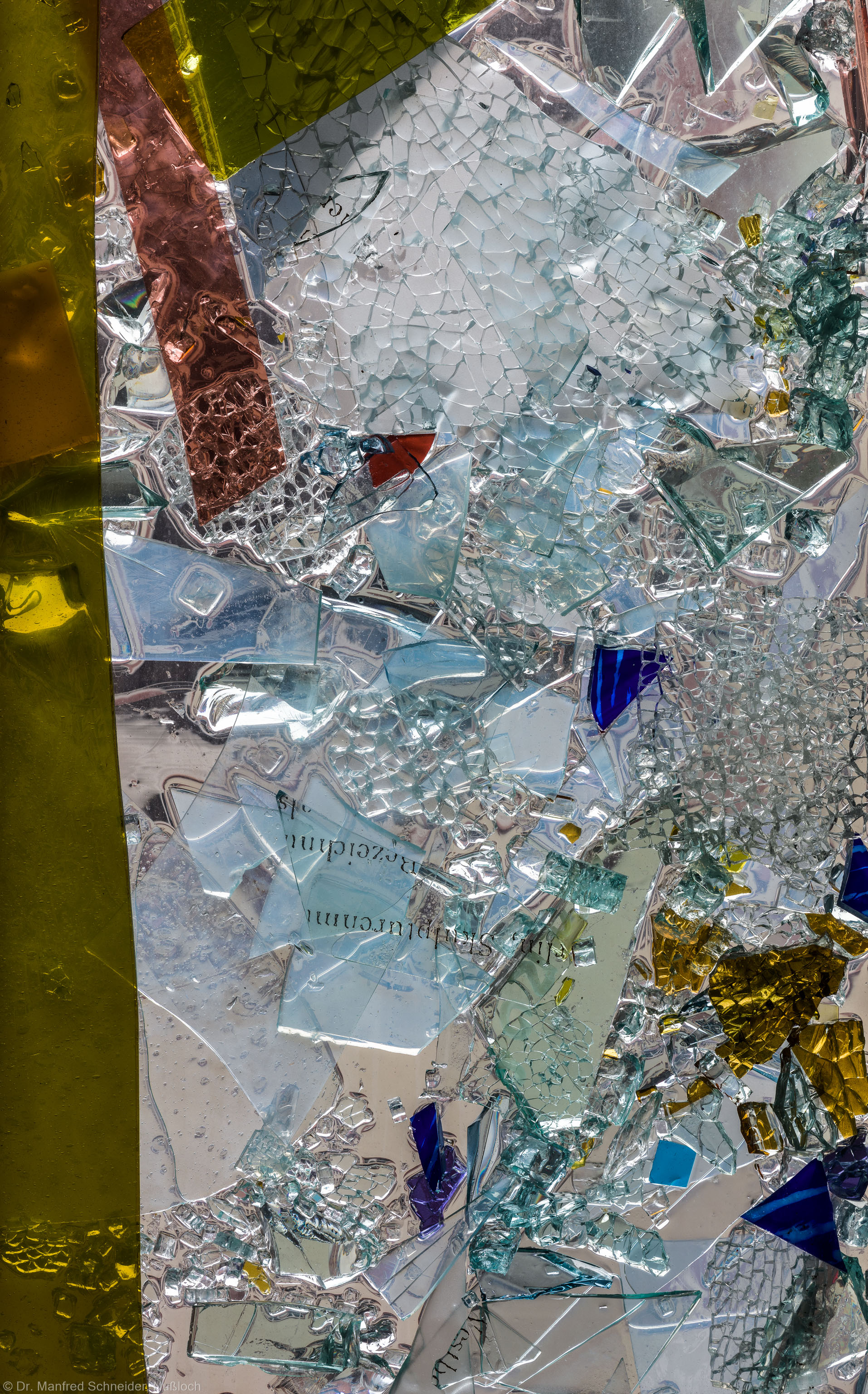 Heidelberg - Heiliggeistkirche - Nordschiff - 3. Joch, von Westen aus gezählt - Ausschnitt aus Feld (rechte Bahn, zweite Zeile) des Fensters "Schöpfungsgeschichte - Gott sprach: es werde Licht" von Hella De Santarossa (aufgenommen im Oktober 2015, am Vormittag) Heidelberg - Heiliggeistkirche - Nordschiff - 3. Joch, von Westen aus gezählt - Ausschnitt aus Feld (rechte Bahn, zweite Zeile) des Fensters "Schöpfungsgeschichte - Gott sprach: es werde Licht" von Hella De Santarossa (aufgenommen im Oktober 2015, am Vormittag)