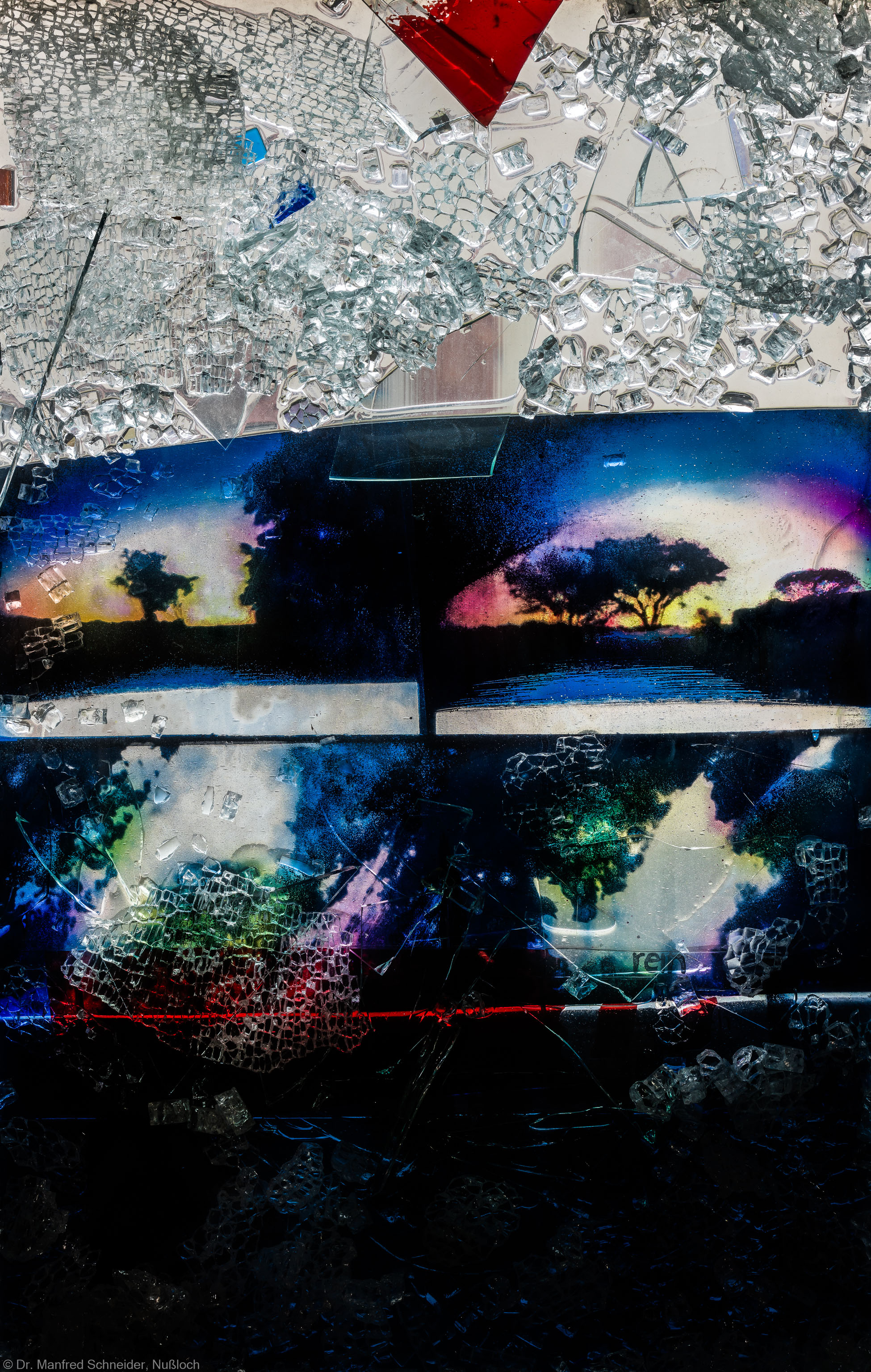 Heidelberg - Heiliggeistkirche - Nordschiff - 3. Joch, von Westen aus gezählt - Feld (linke Bahn, unterste Zeile) des Fensters "Schöpfungsgeschichte - Gott sprach: es werde Licht" von Hella De Santarossa (aufgenommen im Oktober 2015, am späten Vormittag) Heidelberg - Heiliggeistkirche - Nordschiff - 3. Joch, von Westen aus gezählt - Feld (linke Bahn, unterste Zeile) des Fensters "Schöpfungsgeschichte - Gott sprach: es werde Licht" von Hella De Santarossa (aufgenommen im Oktober 2015, am späten Vormittag)